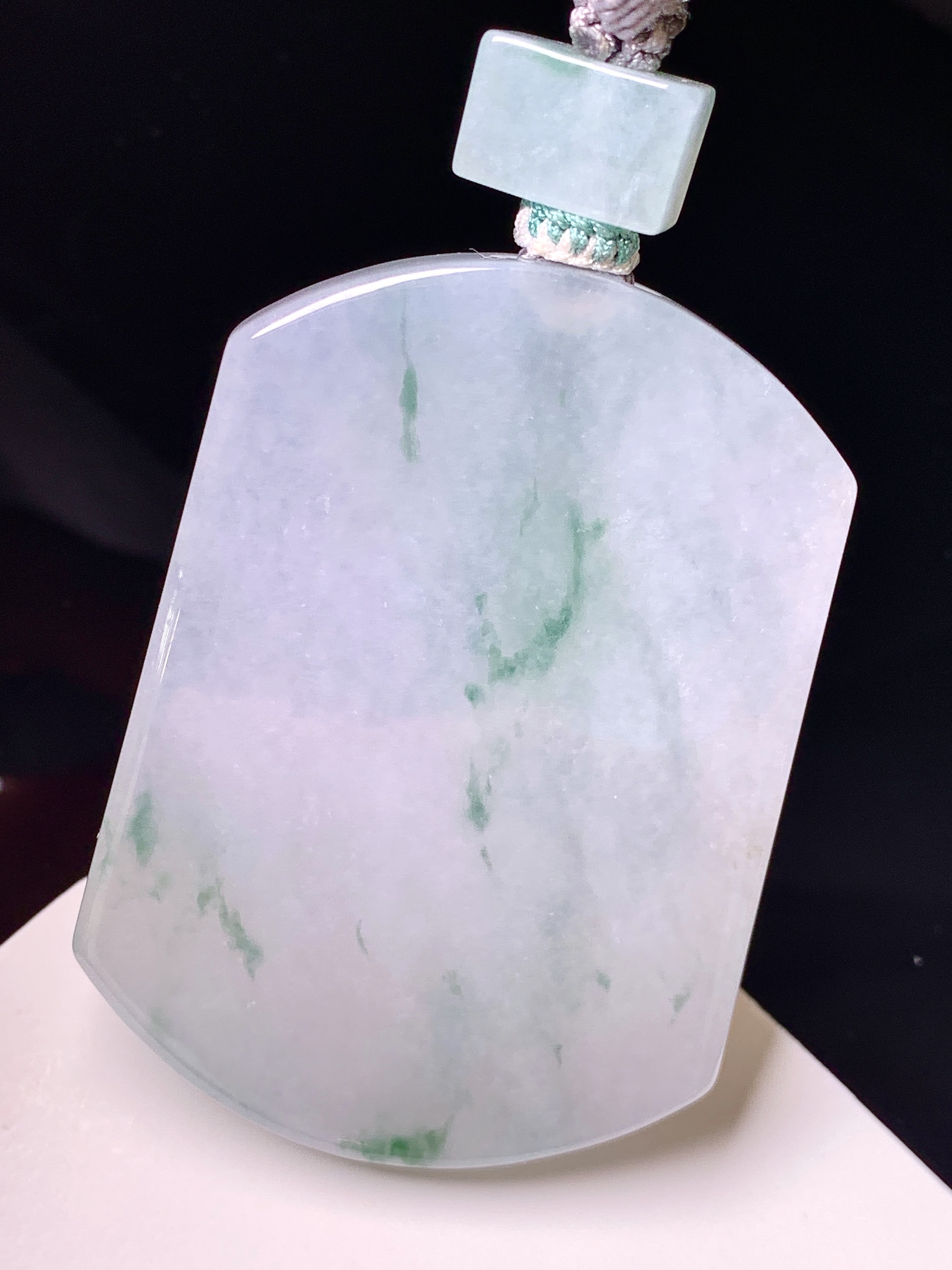 飘绿无事牌吊坠 玉质细腻 色泽艳丽清新 水润亮眼 整体尺寸53*38*6.5 a5