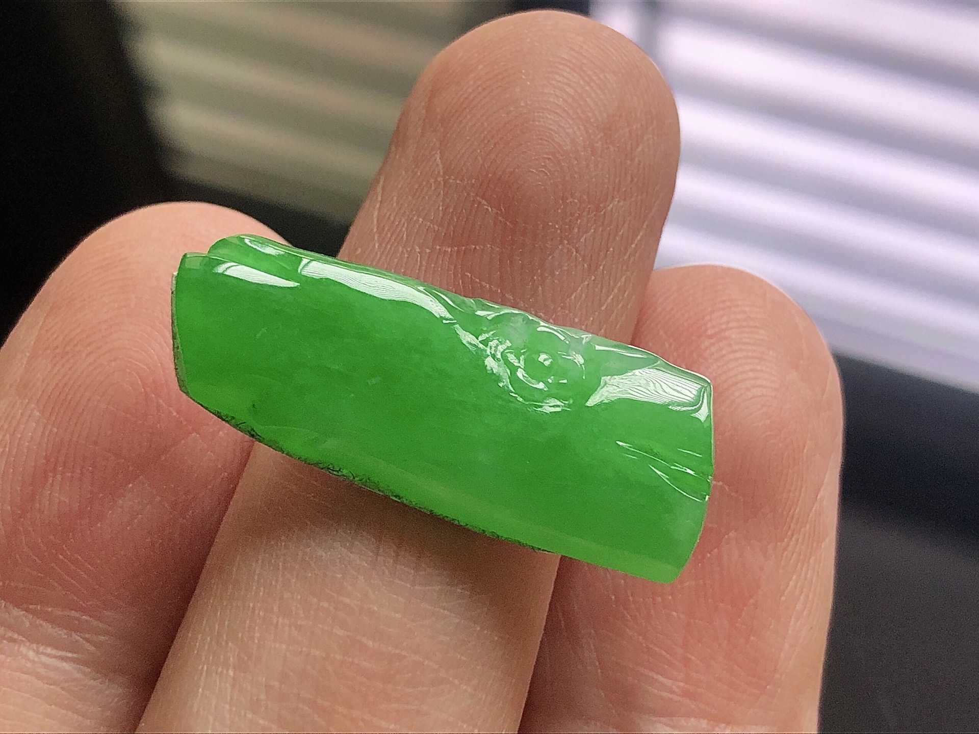 ️ 冰种阳绿竹节， 色泽艳阳，通透水润，玉质细腻，夺目迷人，镶嵌效果，品相，无裂，尺寸27.2*10.6*3.8