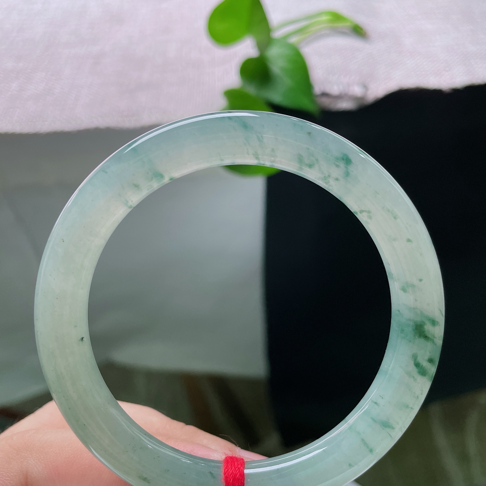 55/9，飘花圆条，冰底藏水墨，飘花似远山烟柳，清透玉质衬得蓝绿飞花飘逸悠远，一镯揽尽中式山水意境。