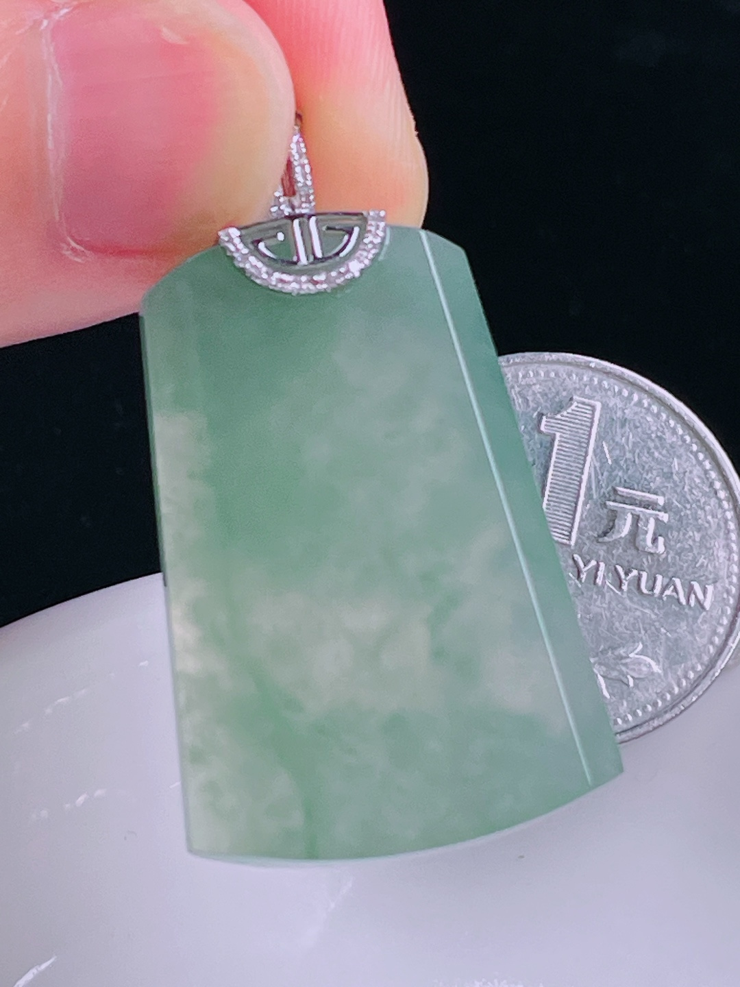 冰绿无事牌，18k镶嵌，老种起光，细底通透，尺寸：40裸石34/23/5.3mm0826