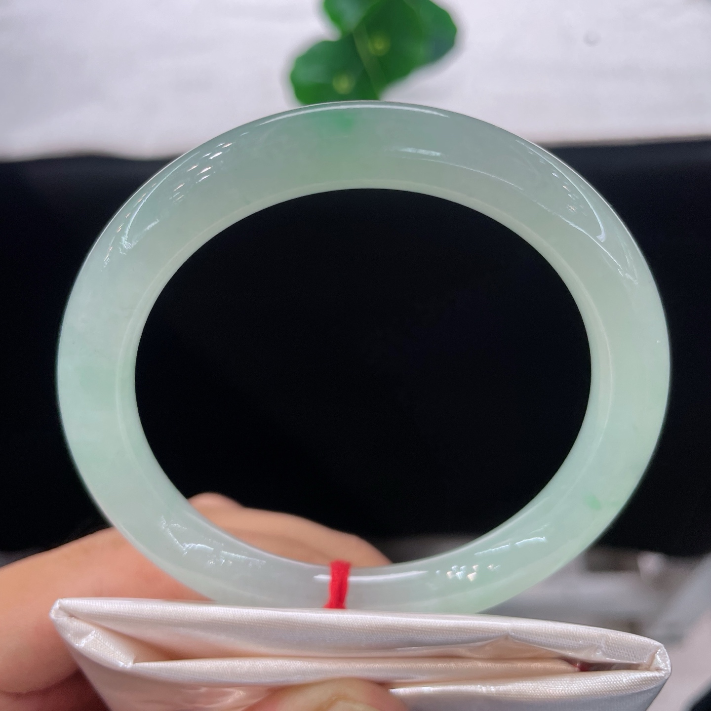 圈口58.4/9.0，冰晴飘绿美人条，58/59可戴，清冰凝翠，一抹鲜绿落玉间。无裂