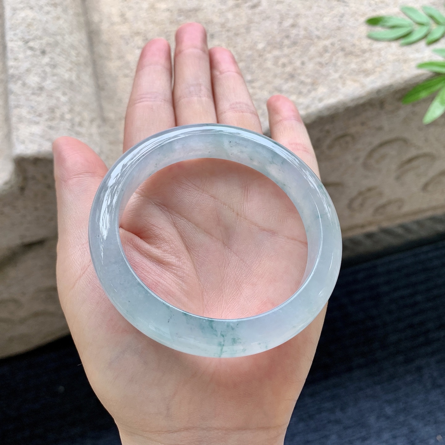 正圈56 57，圈口57/12.4/8.3，编码DZ082701，冰糯飘花，水润，种老，细腻，打灯有