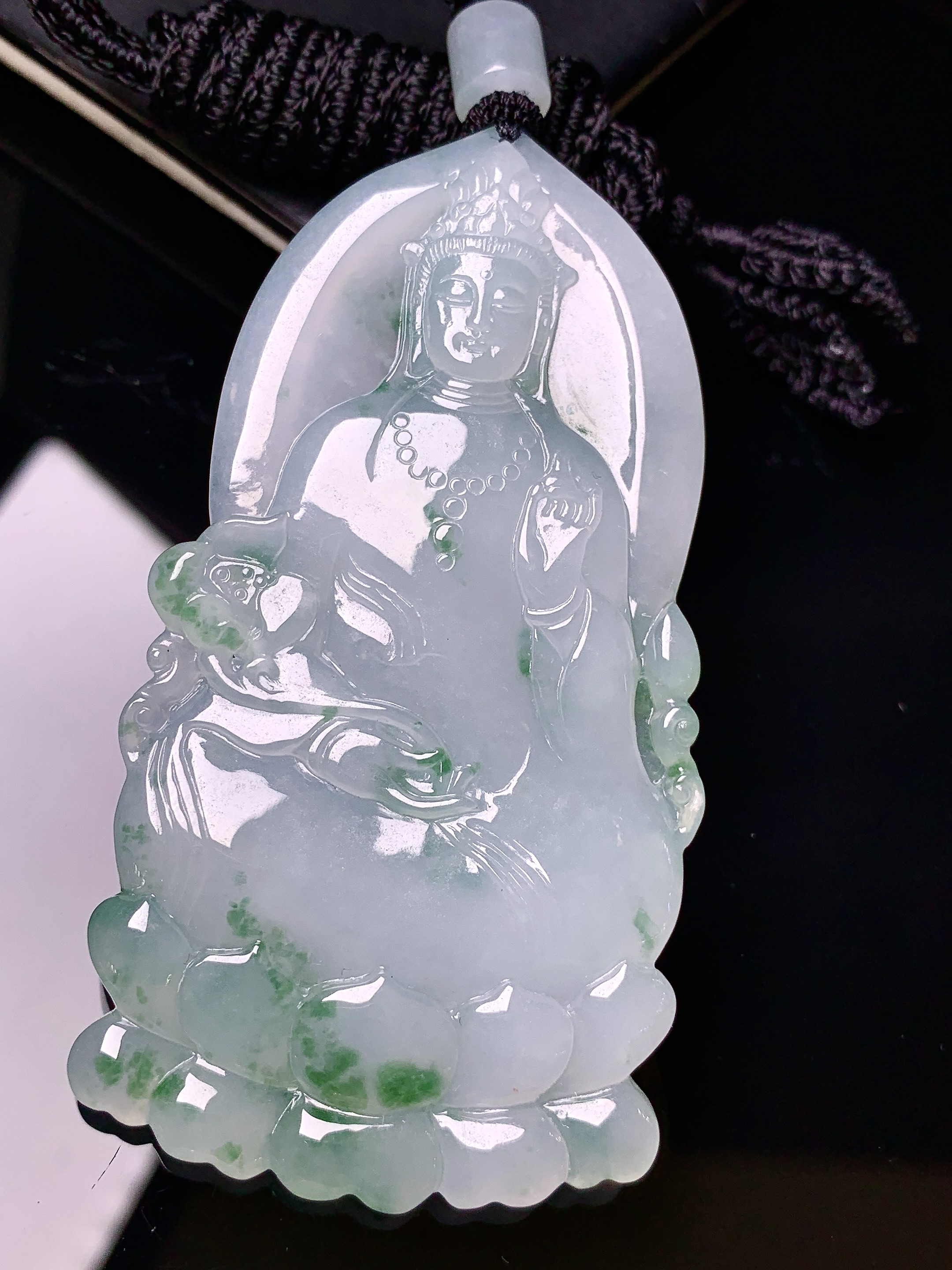飘花观音菩萨吊坠 玉质细腻 色泽艳丽清新 水润亮眼 整体尺寸72*38*5.3 L1
