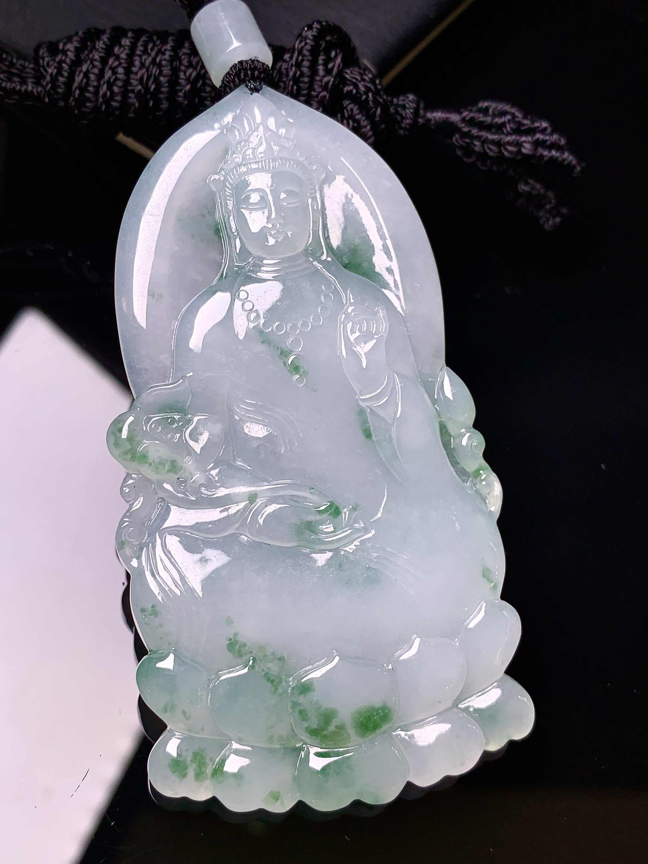 飘花观音菩萨吊坠 玉质细腻 色泽艳丽清新 水润亮眼 整体尺寸72*38*5.3 L1