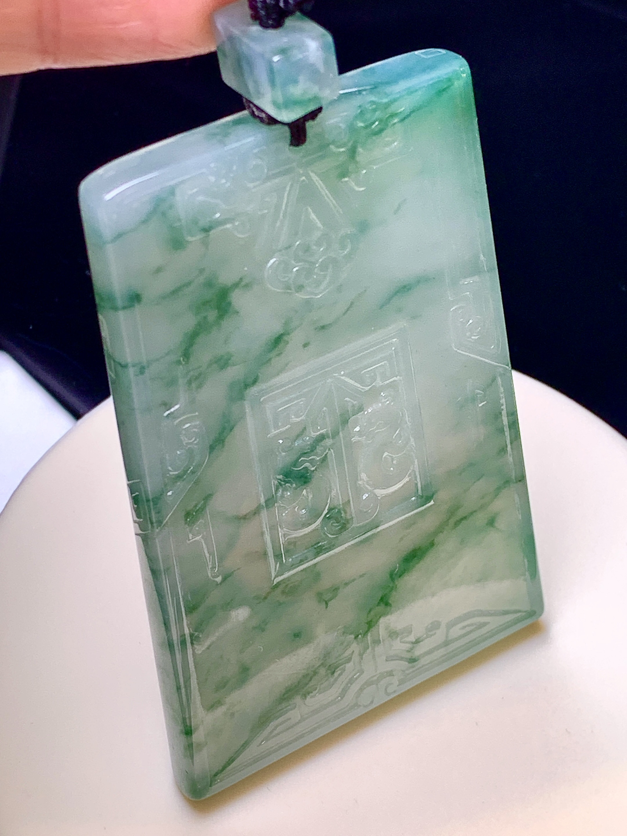 飘花无事牌吊坠 玉质细腻 色泽艳丽清新 水润亮眼 整体尺寸70*46*5.8 L1