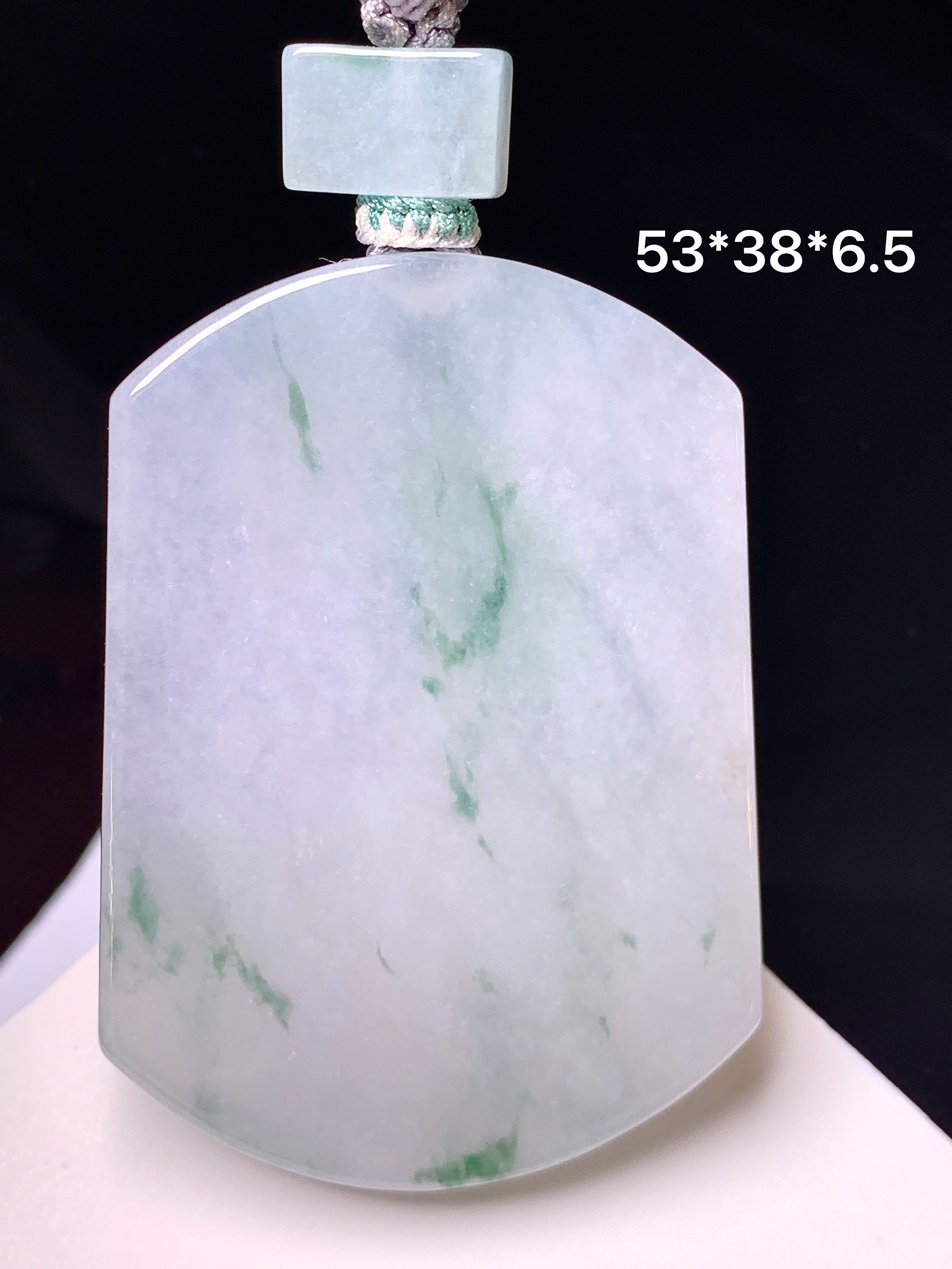 飘绿无事牌吊坠 玉质细腻 色泽艳丽清新 水润亮眼 整体尺寸53*38*6.5 a5