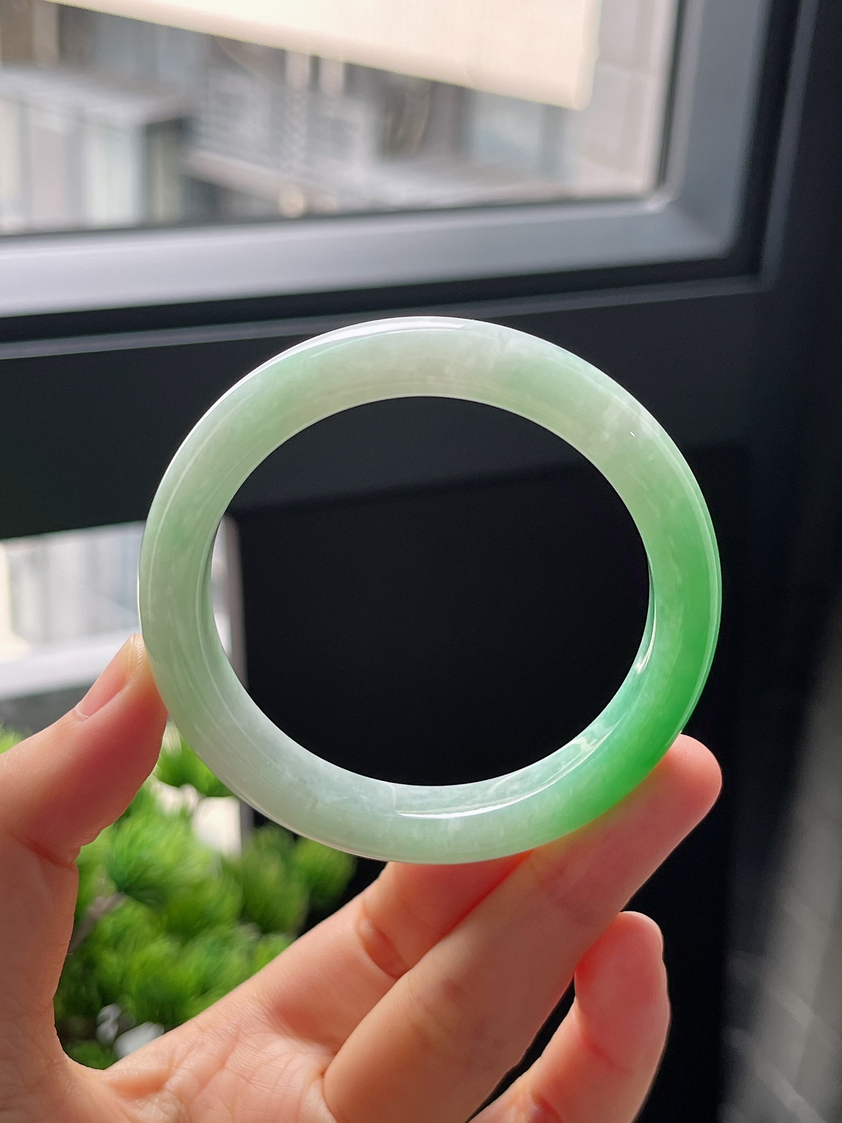 圈口52，细糯化种半阳绿翡翠正圈手镯