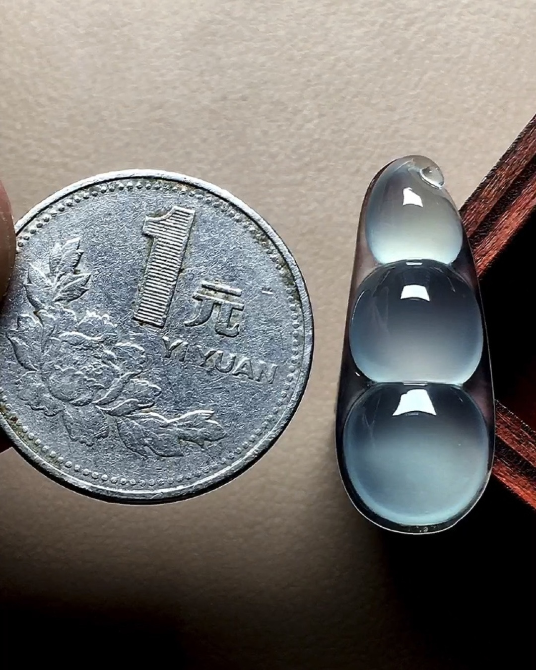 玻璃种晴水福豆 底色漂亮，冰透感十足，尺寸27.4*11.3*5.2