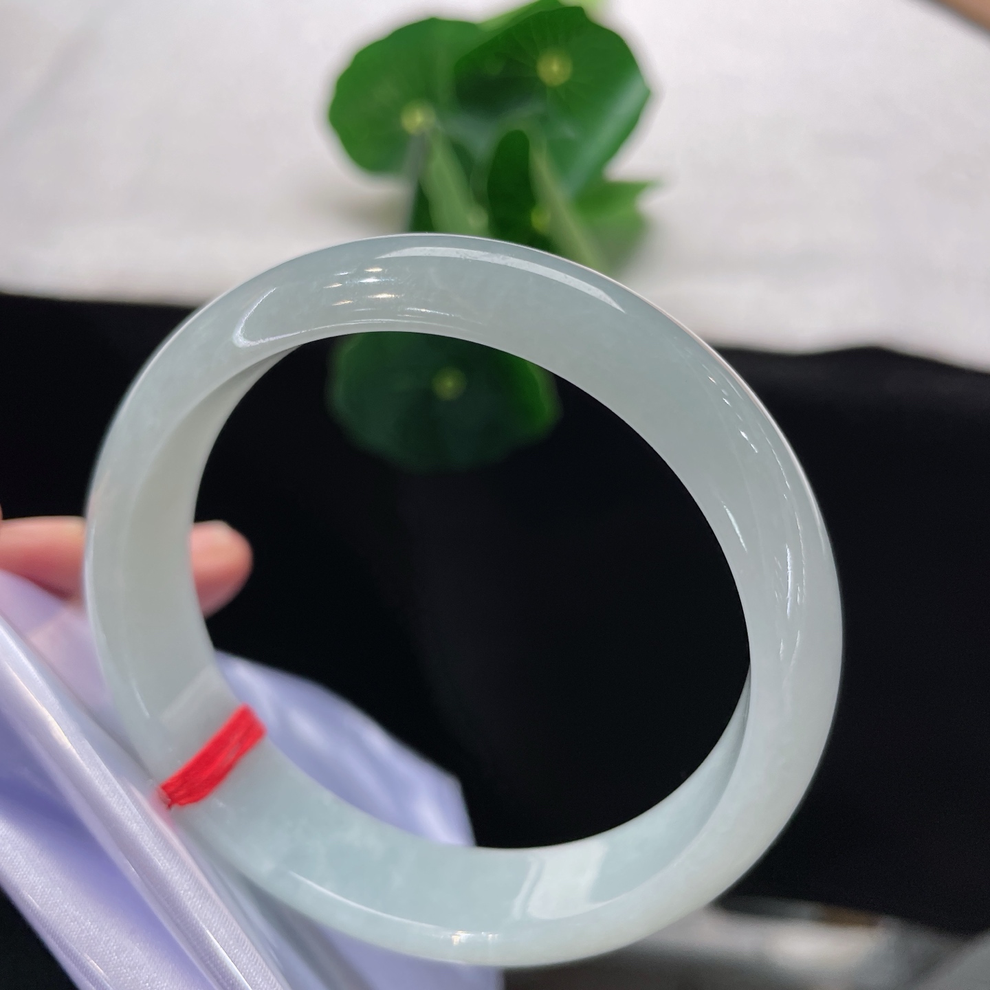 圈口57.6/13.9/7.3，细糯正圈，57/58可戴，恰似春日湖岸初绽的新柳，一抹清新淡绿悄然晕染，质地细腻。无裂。