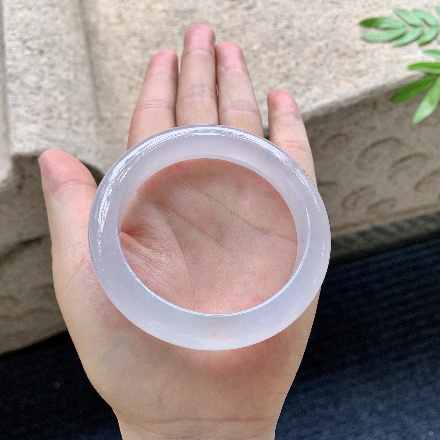 正圈54 55,圈口55.7/12/8.7,编码G9082718,糯冰底色，水润，种老，细腻，有纹线