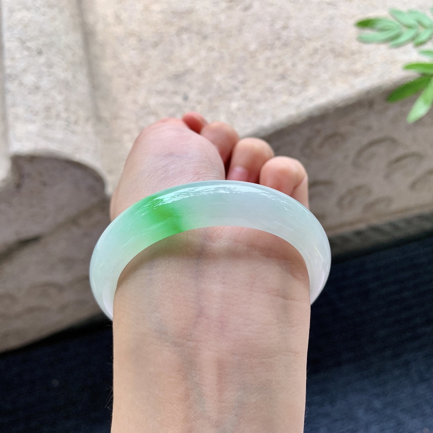 正圈51 52，圈口52.3/12/7.5，编码G9082722，细糯飘辣绿，水润，种老，细腻，打灯有棉线