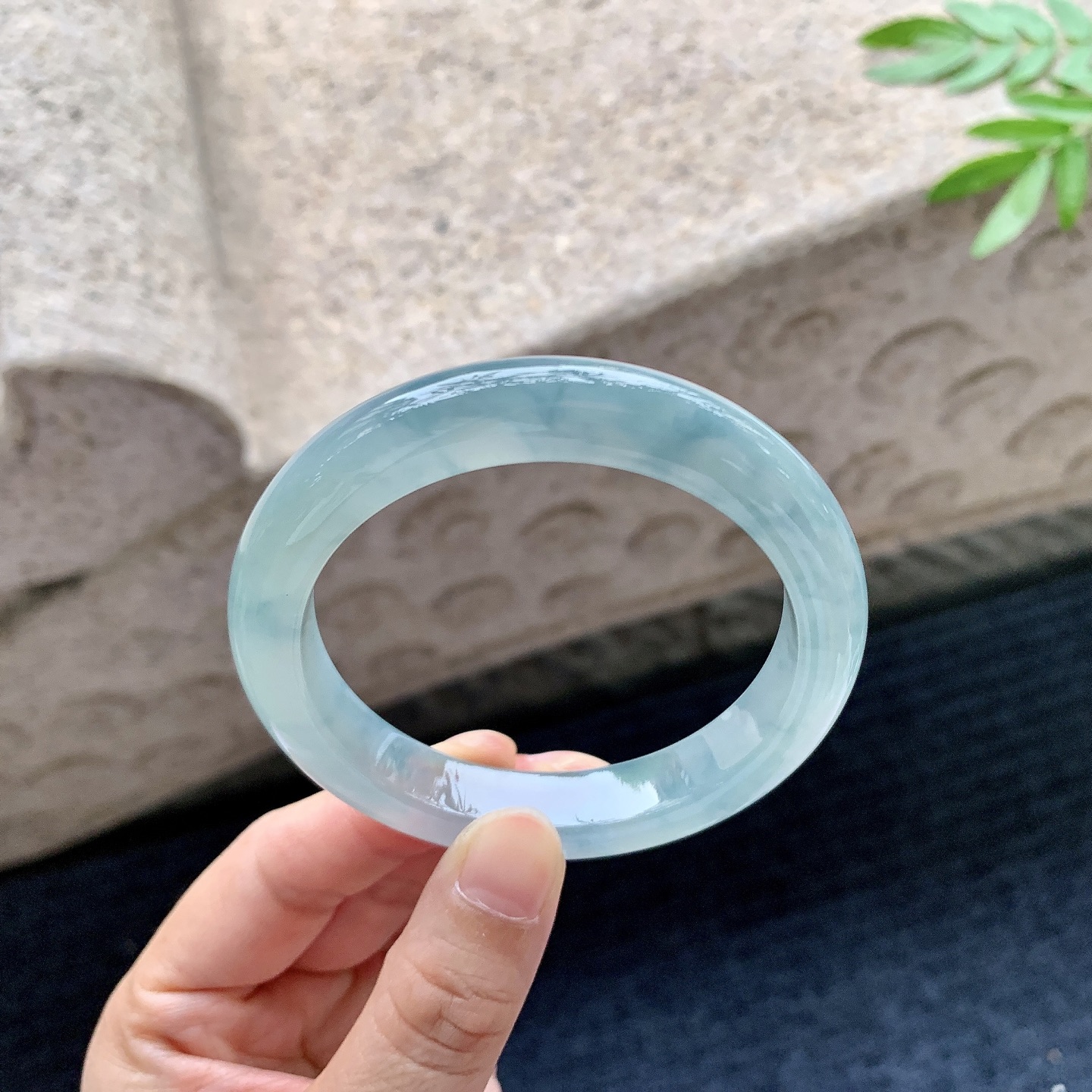 正圈54 55,圈口55.4/10.7/8.8,编码C5082743,描述糯冰飘花，水润，种老，细腻，打灯有纹线