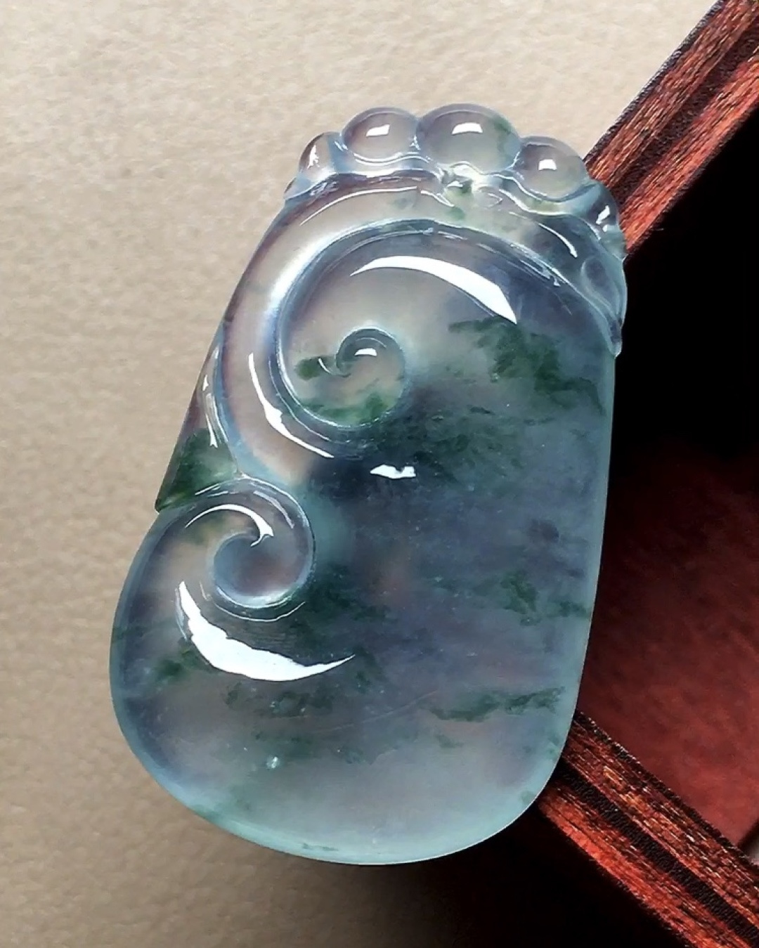 冰种飘花如意，飘花色泽漂亮，种水，无裂，尺寸33*19.4*6