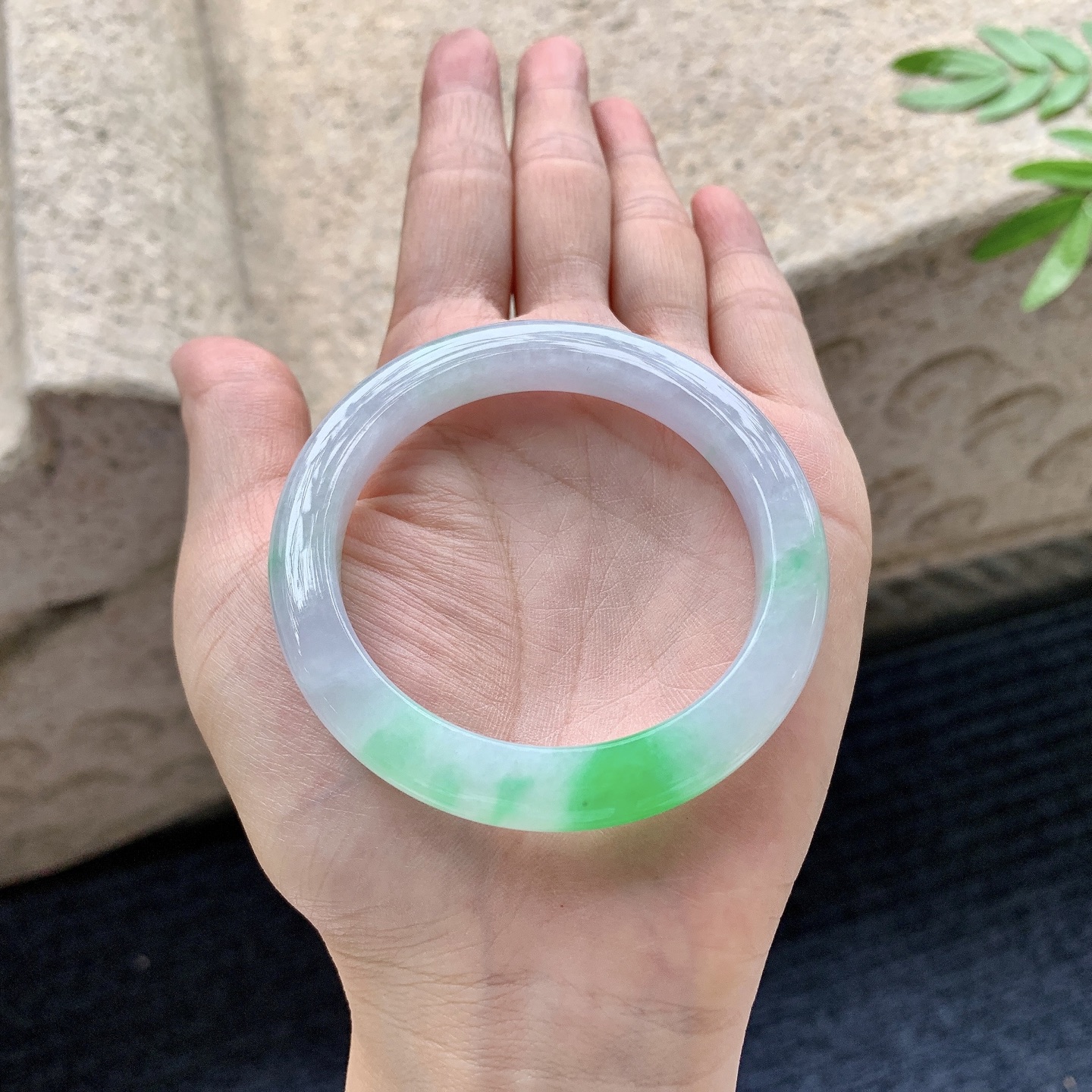 正圈49 50,圈口50.3/8.3/8,编码G9082721,糯冰飘辣阳绿，水润，种老，细腻，有纹线