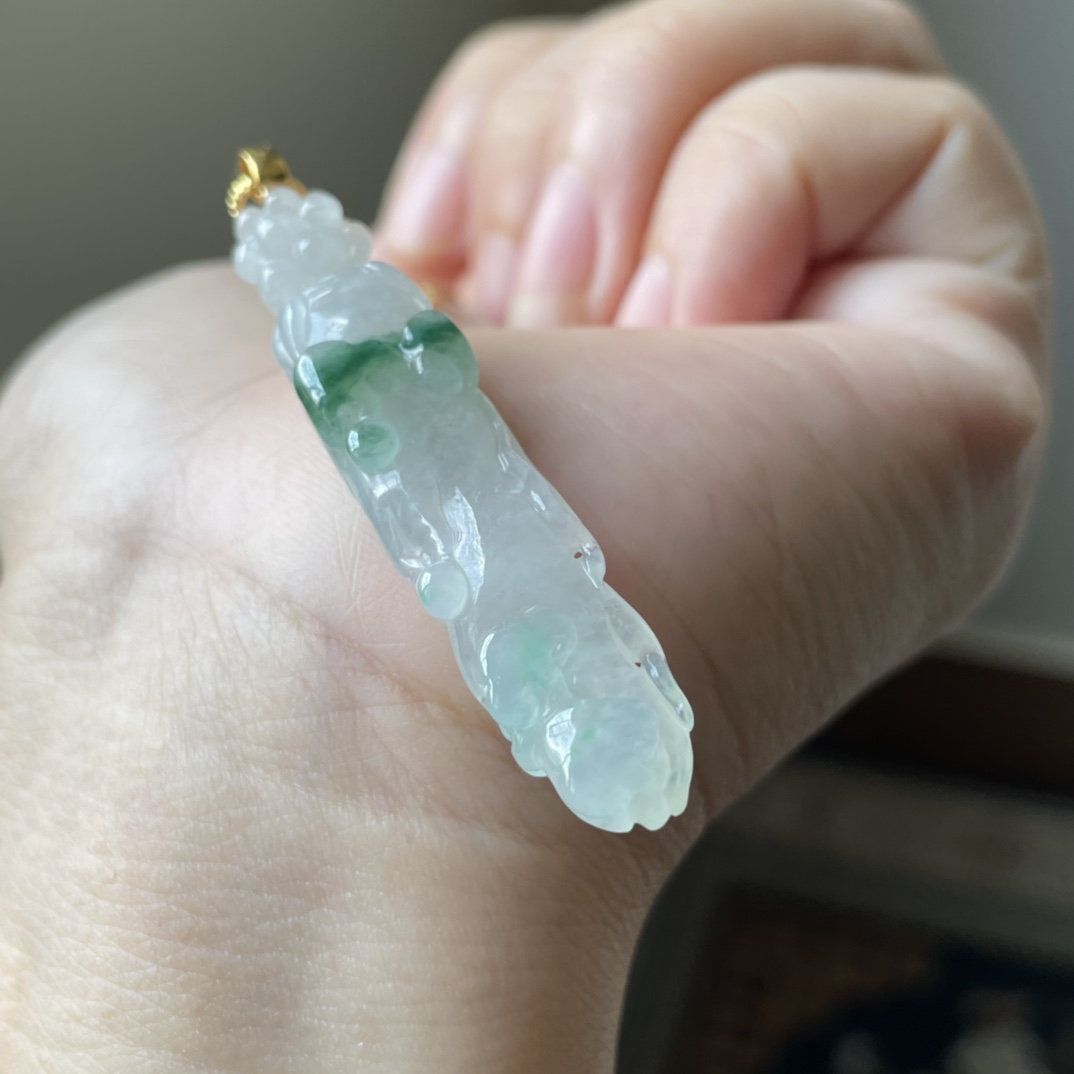 18K金扣镶冰种飘花人生如意吊坠，种水好，冰透无裂，尺寸不含扣51.1×10.7×7.3，送链