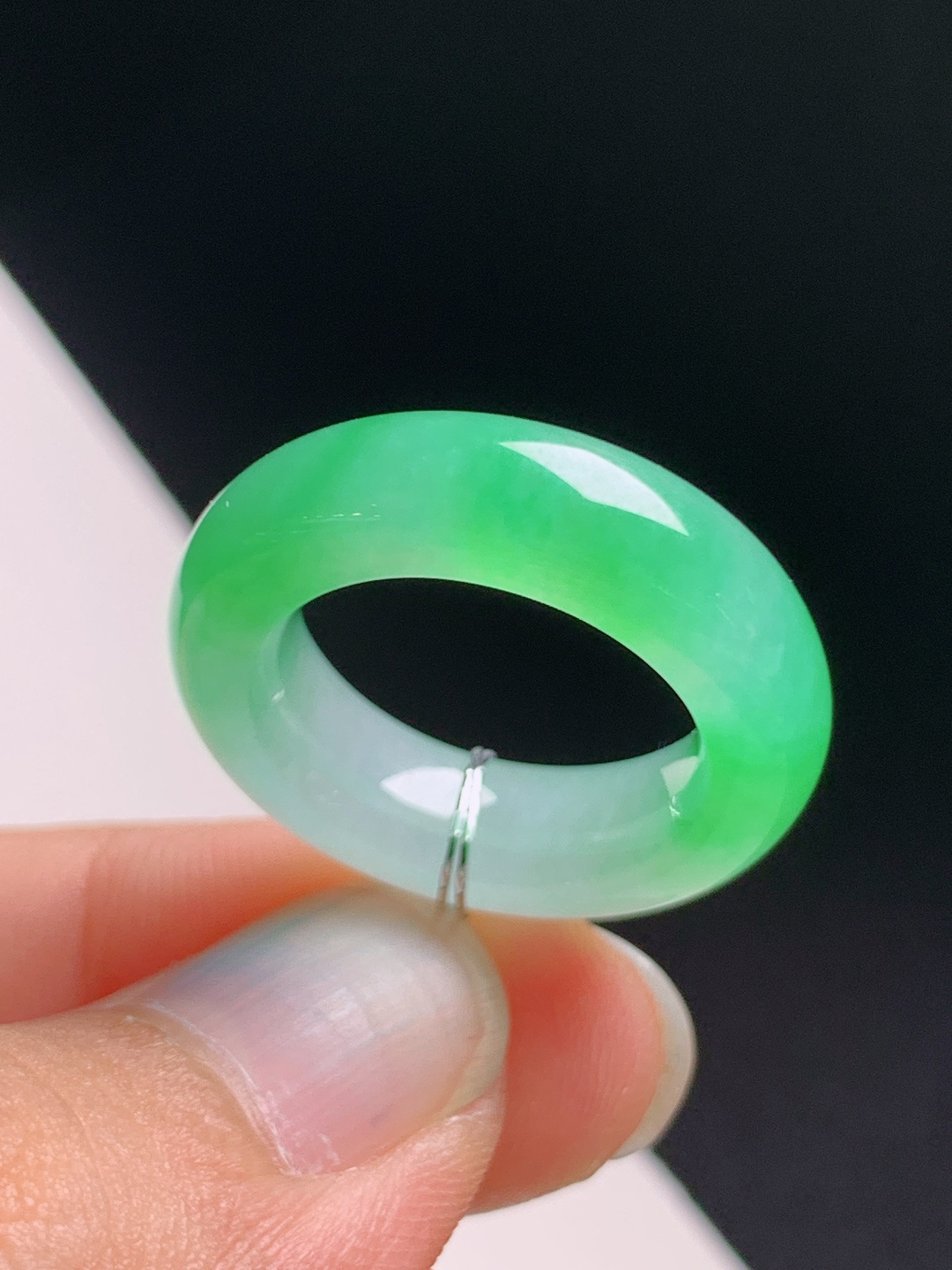 甜绿指环，绿意清新，玉质柔和，温婉大方