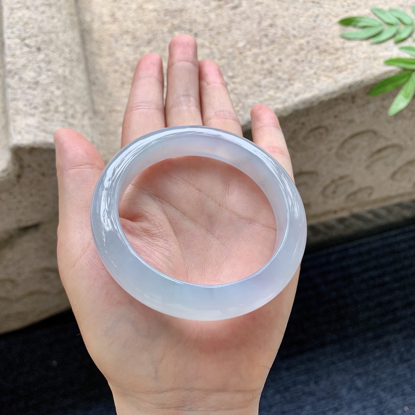 正圈54 55，圈口55.7/12/9，编码DZ082705，糯冰底色，水润，种老，细腻，打灯有纹絮