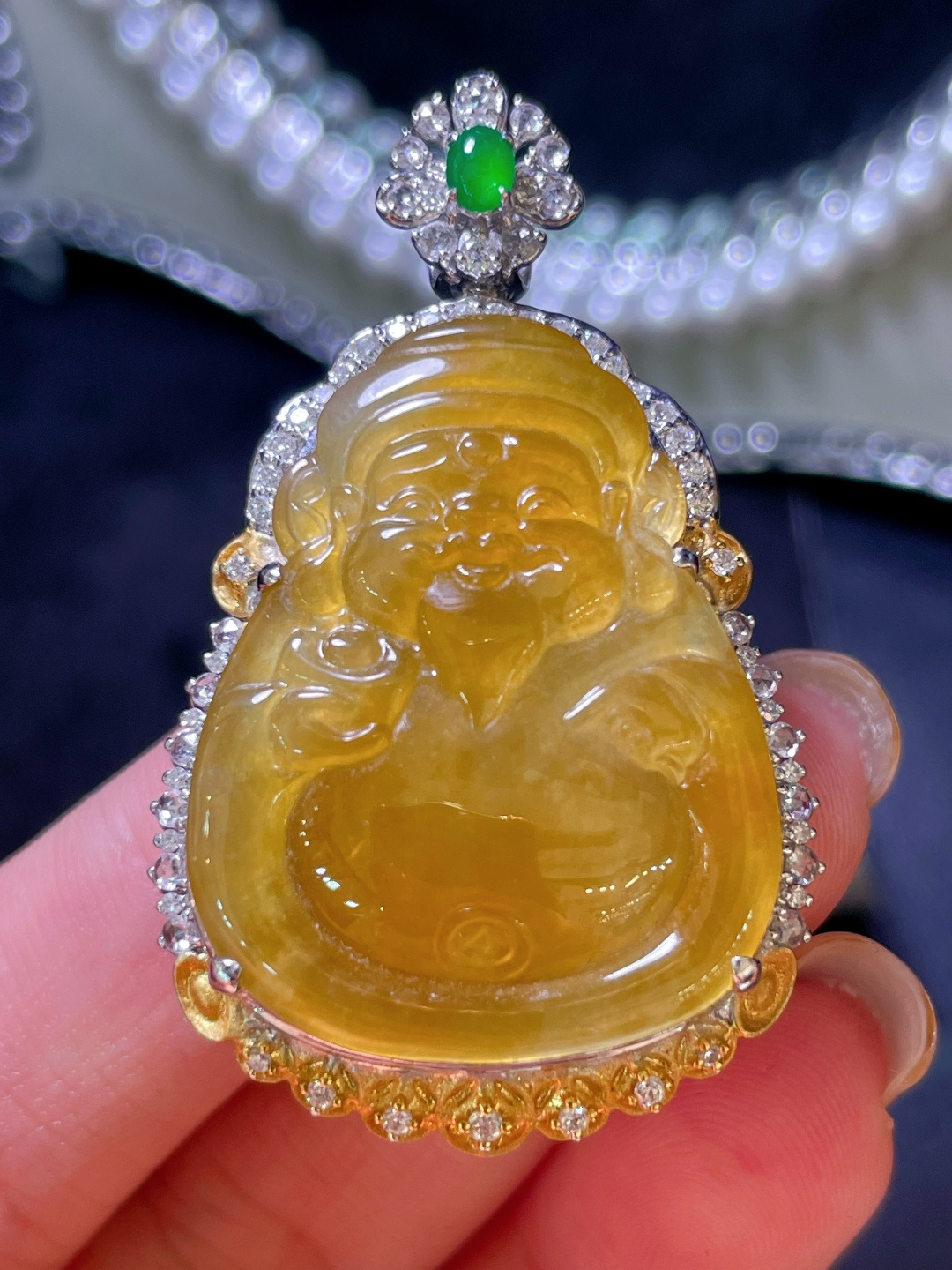 翡翠A货 财神吊坠，黄翡满色，料子冰润细腻，种老起光，18k金镶真钻，上身佩戴效果很好，尺寸如图，31.3-24.5-3