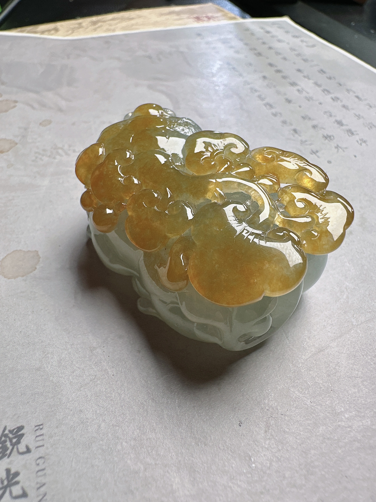 冰黄大貔貅，大挂件或者手玩件，种水充足，黄翡俏色漂亮，工艺上乘，现在很少这么好材料的大貔貅，值得推荐。