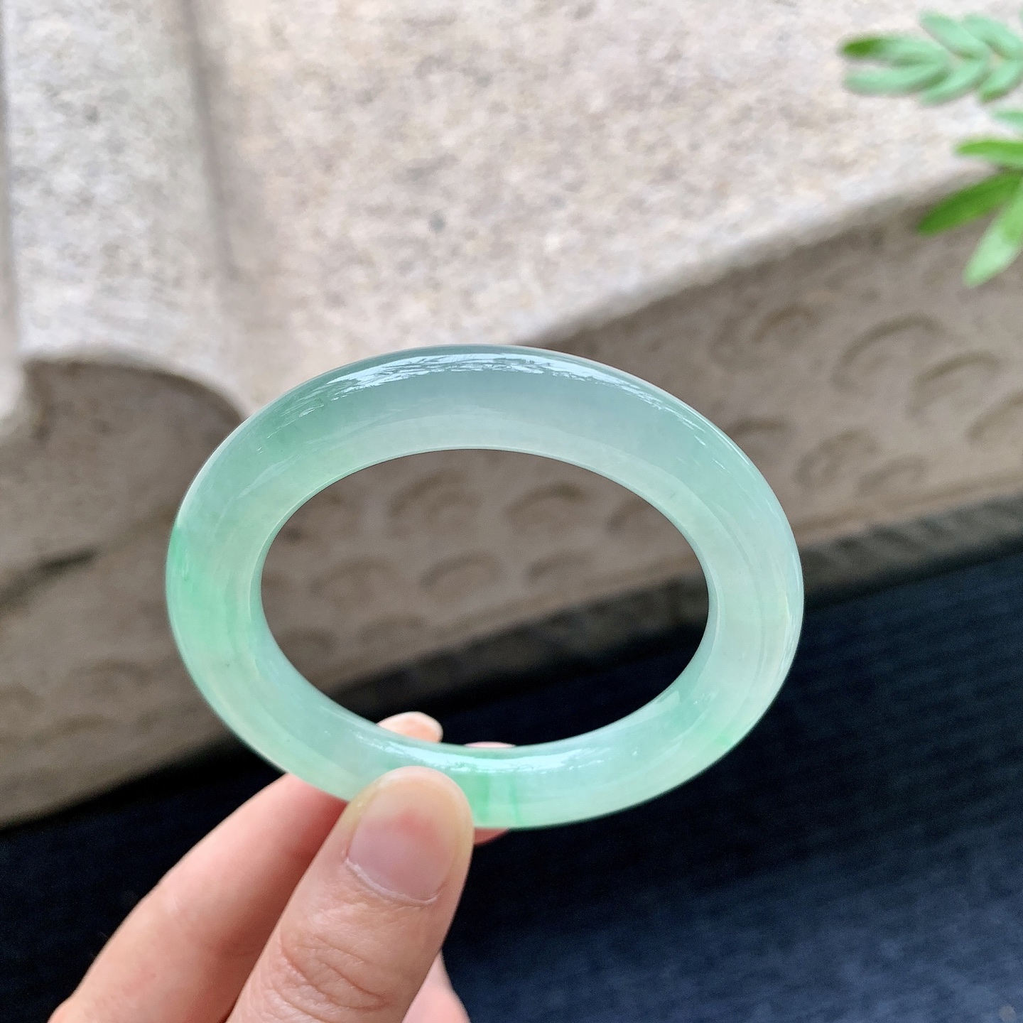 圆条49 50，圈口50/9.8/9.8，编码LH082732，描述糯冰飘绿，水润，种老，细腻，打灯有棉线