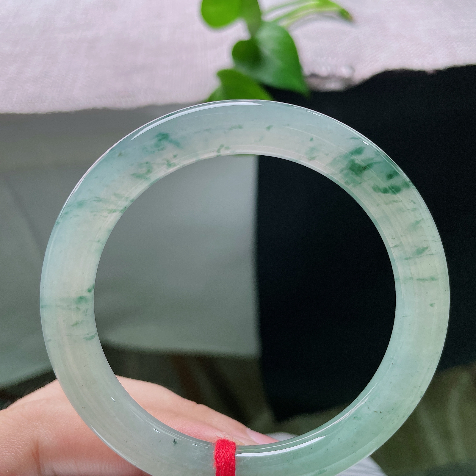 55/9，飘花圆条，冰底藏水墨，飘花似远山烟柳，清透玉质衬得蓝绿飞花飘逸悠远，一镯揽尽中式山水意境。ss55913a