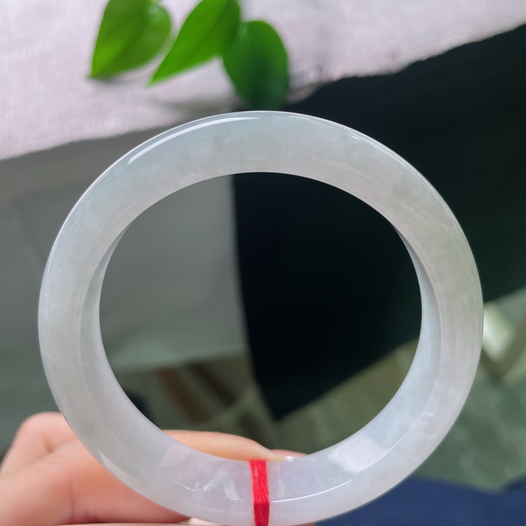 白月光正圈，无裂，玉质温润细腻，水头通透，镯身泛着柔和的莹光，上手冰冰凉凉，触感顺滑舒适。ss578
