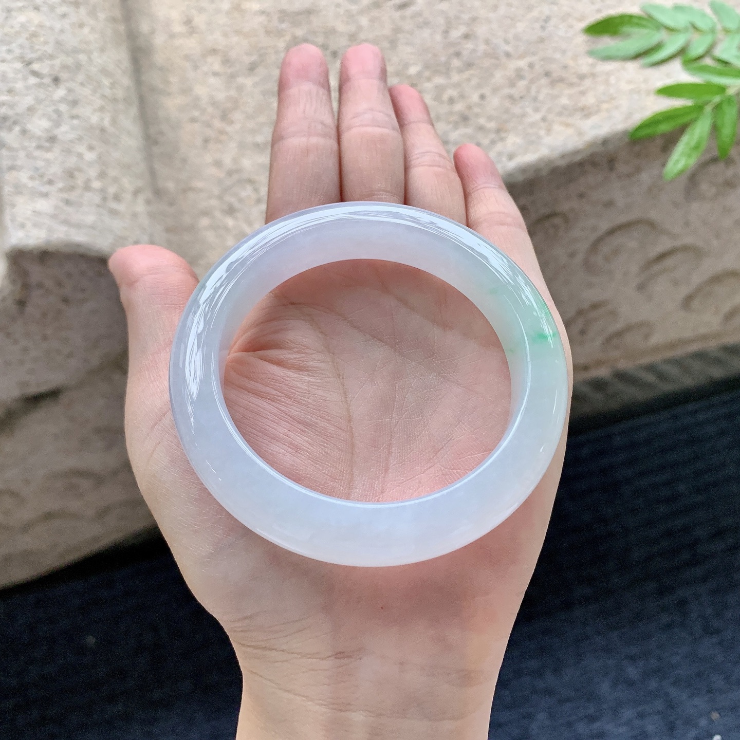 正圈54 55，圈口55.7/12.4/9.3，编码G9082723，糯冰飘绿，水润，种老，细腻，无裂。