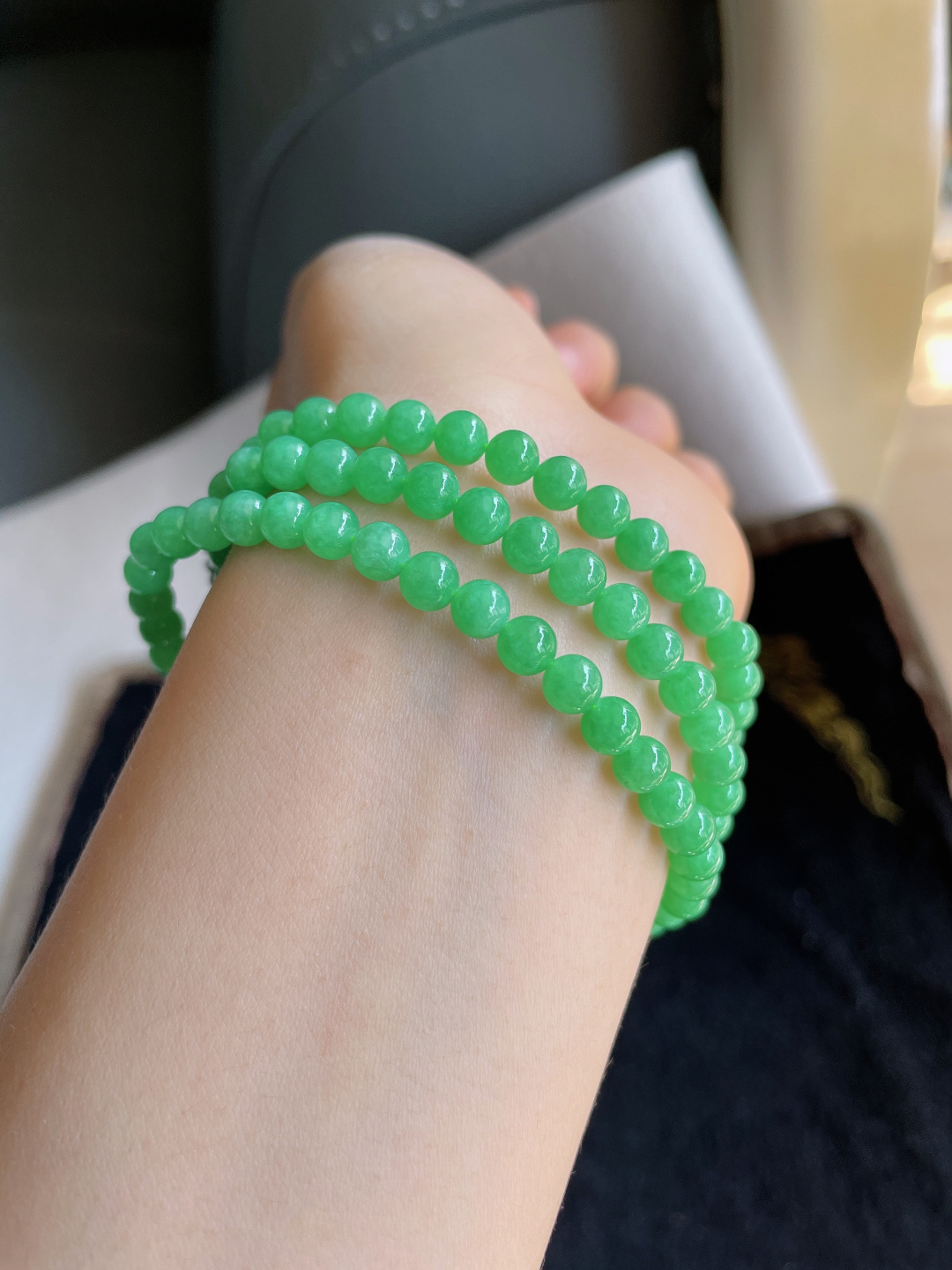 ️，缅甸天然翡翠A货，冰满绿珠链，尺寸：5.2mm112颗。【编3783】