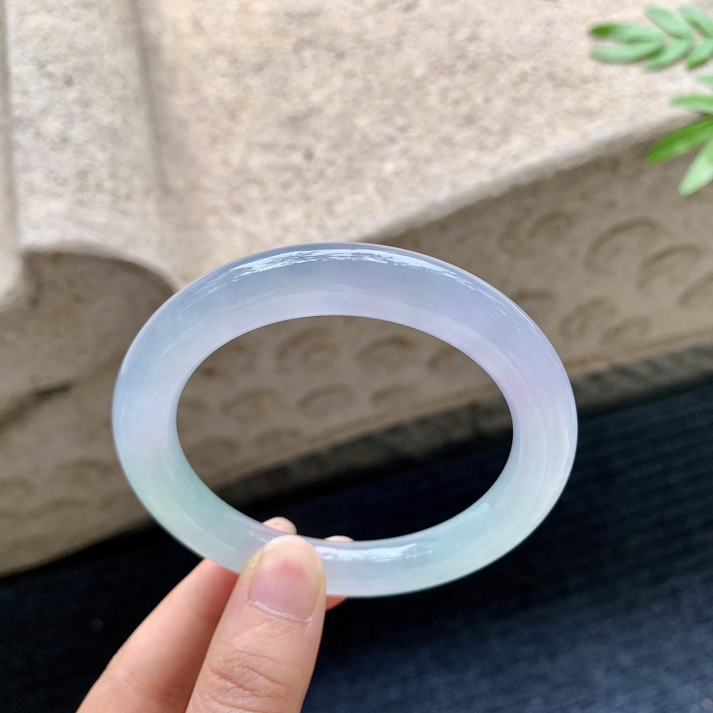 圆条56 57,圈口57.5/10.2/10.2,编码C11082706,描述冰糯春彩，水润，种老，细腻，打灯有纹线