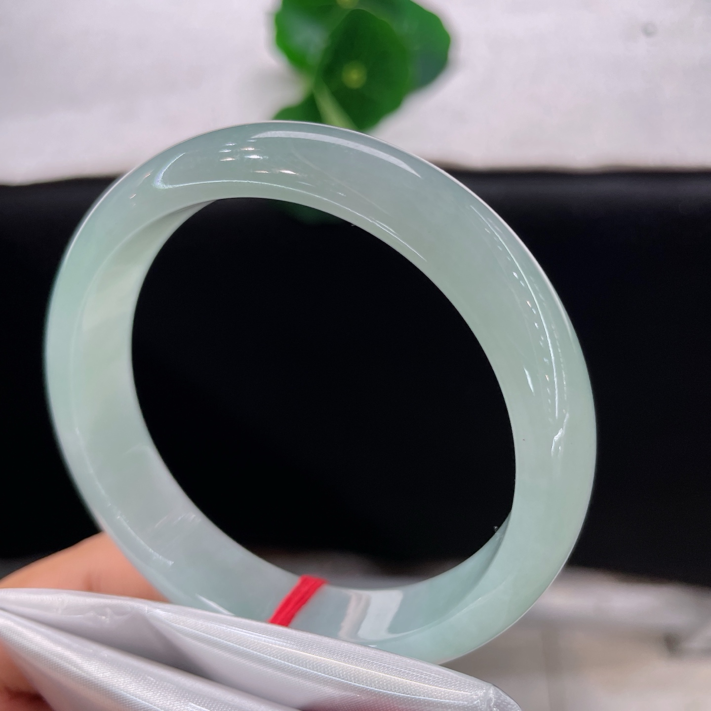 圈口57/13/7.5，晴底正圈，56/57可戴，仿若晨雾凝湖，玉质澄澈通透。质地细腻。无裂。