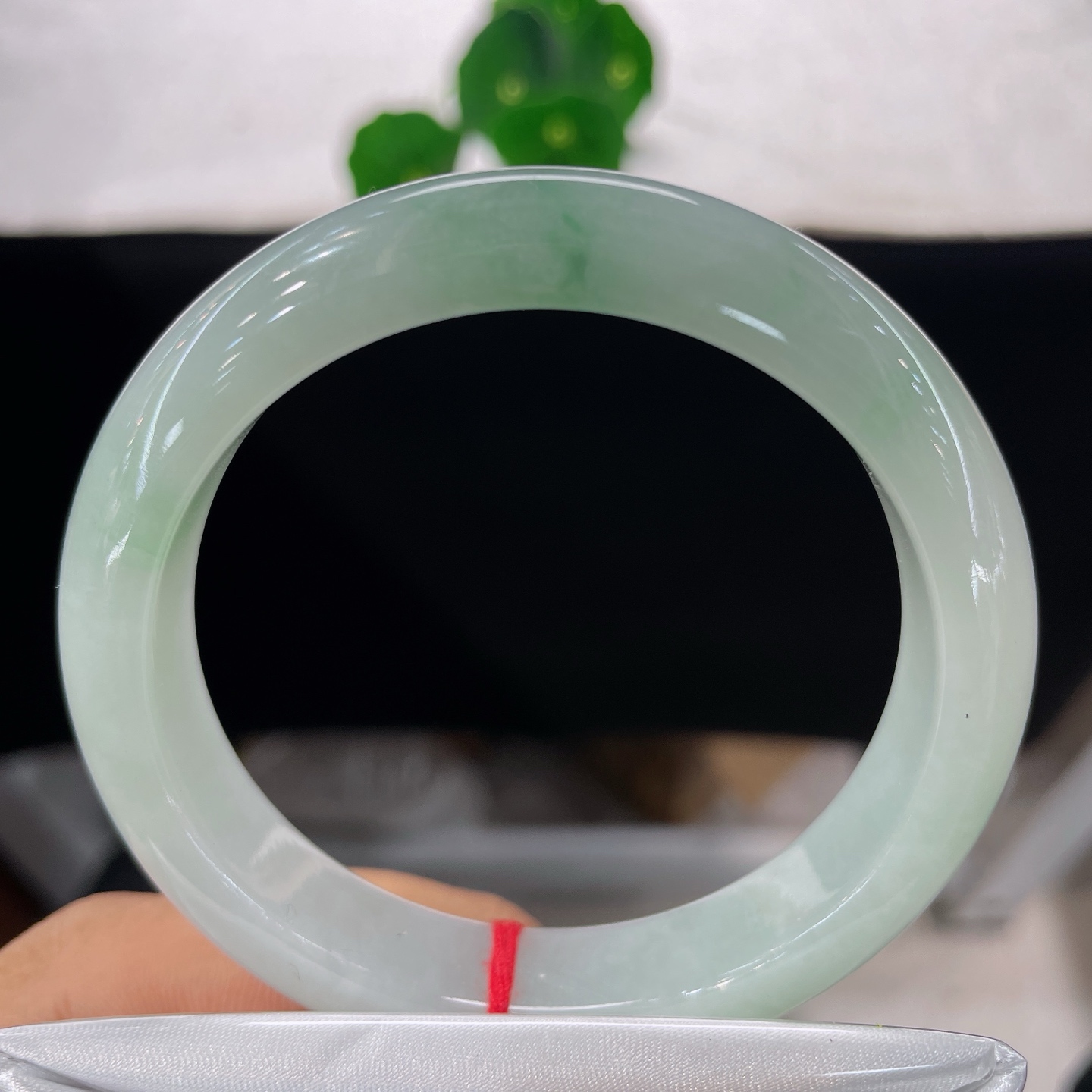 翡翠手镯 圈口58/12.7/9.0，白底飘绿花正圈，57/58可戴，朦胧的飘绿弥散在镯身，温润如水
