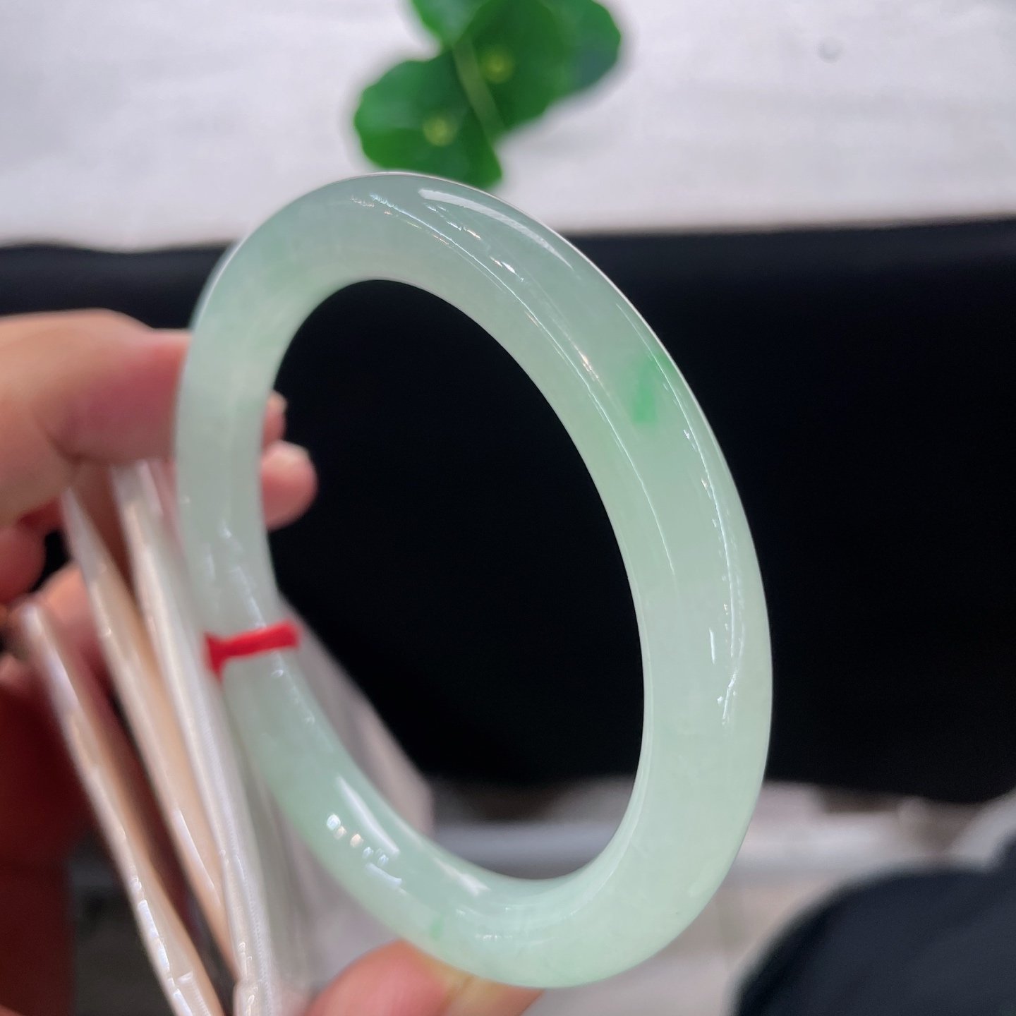 圈口58.4/9.0，冰晴飘绿美人条，58/59可戴，清冰凝翠，一抹鲜绿落玉间。无裂
