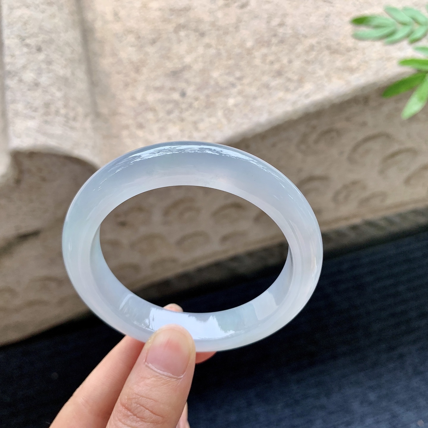 正圈54 55，圈口55.7/12/9，编码DZ082705，糯冰底色，水润，种老，细腻，打灯有纹絮