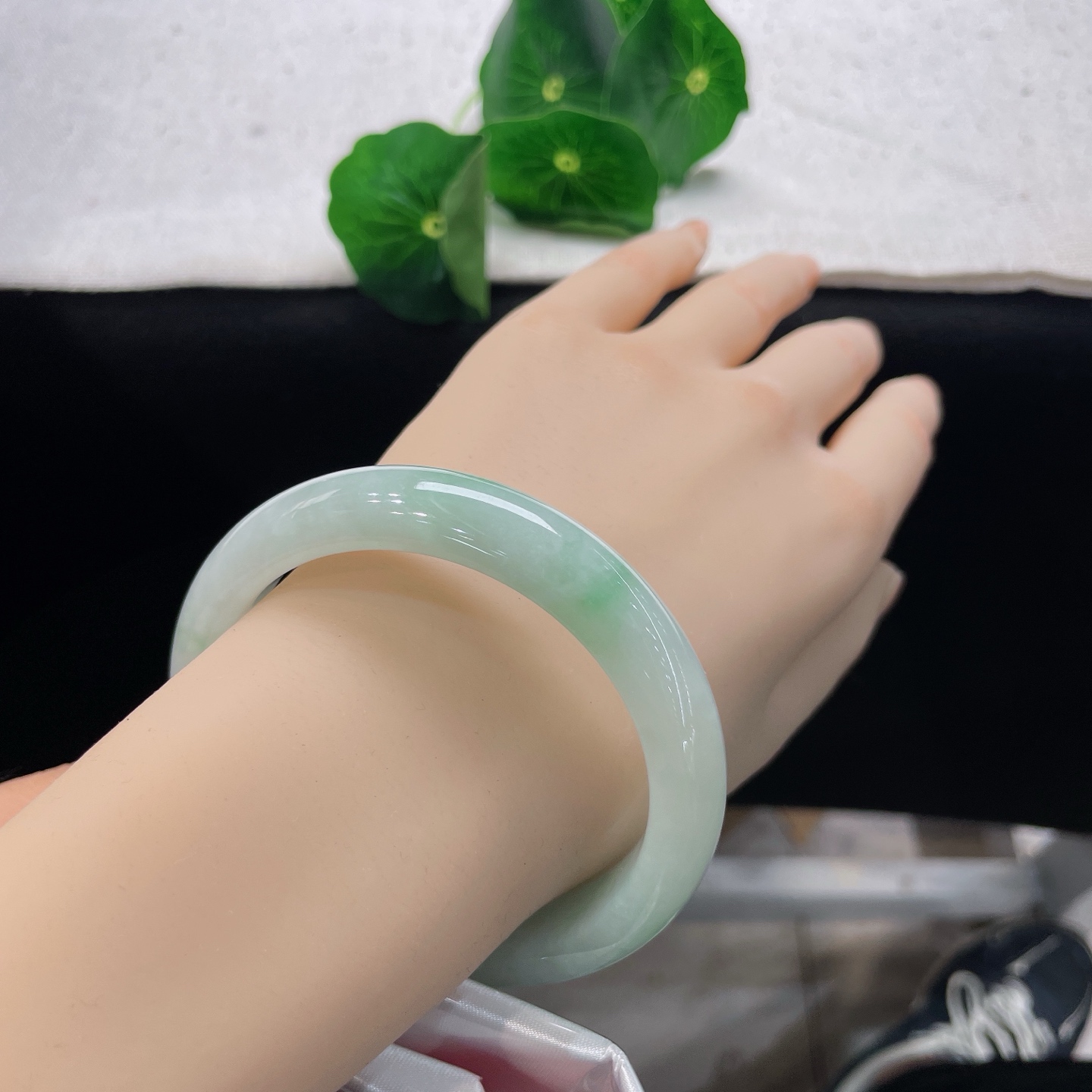 翡翠手镯 圈口57.5/12.5/8.6，白底飘绿花正圈，绿意如烟似雾缓缓晕开，无裂。