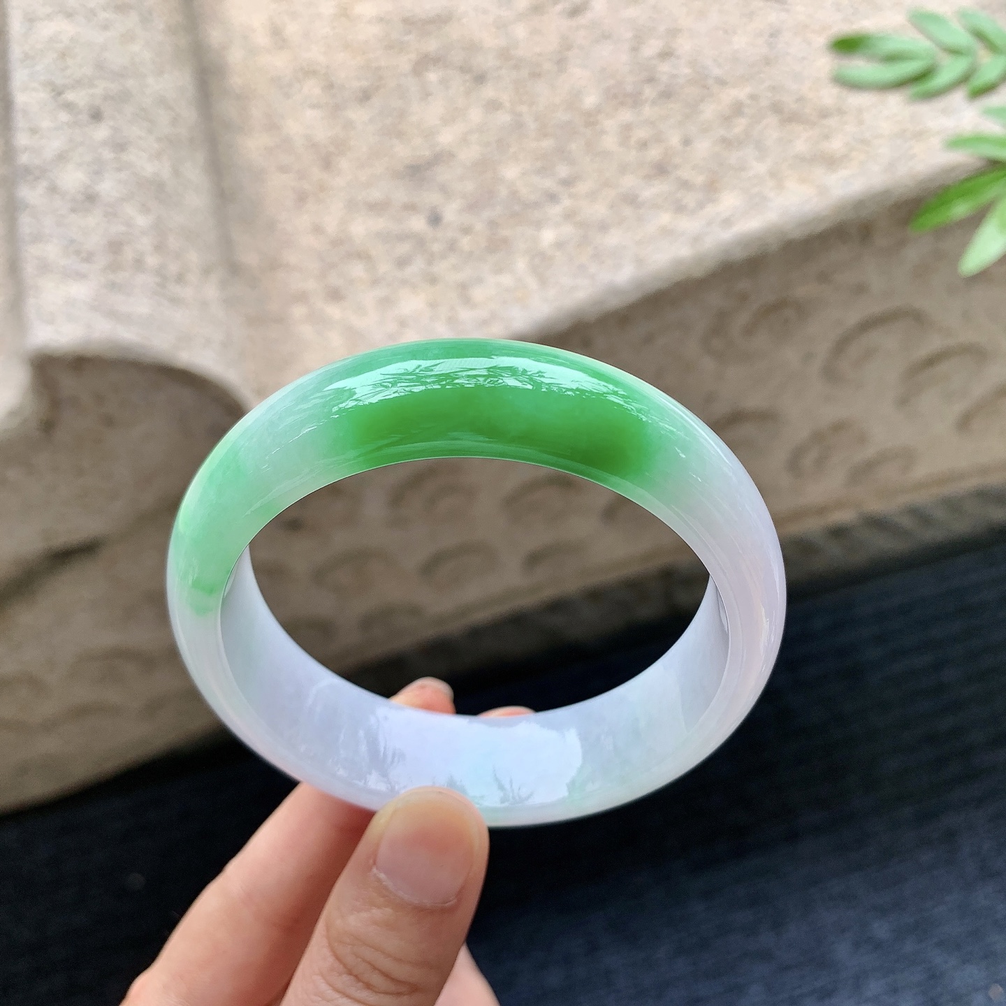 正圈57 58，圈口58.7/16.5/7.8，编码BA082720，描述：春彩，飘辣绿，水润，种老，细腻，打灯有棉线