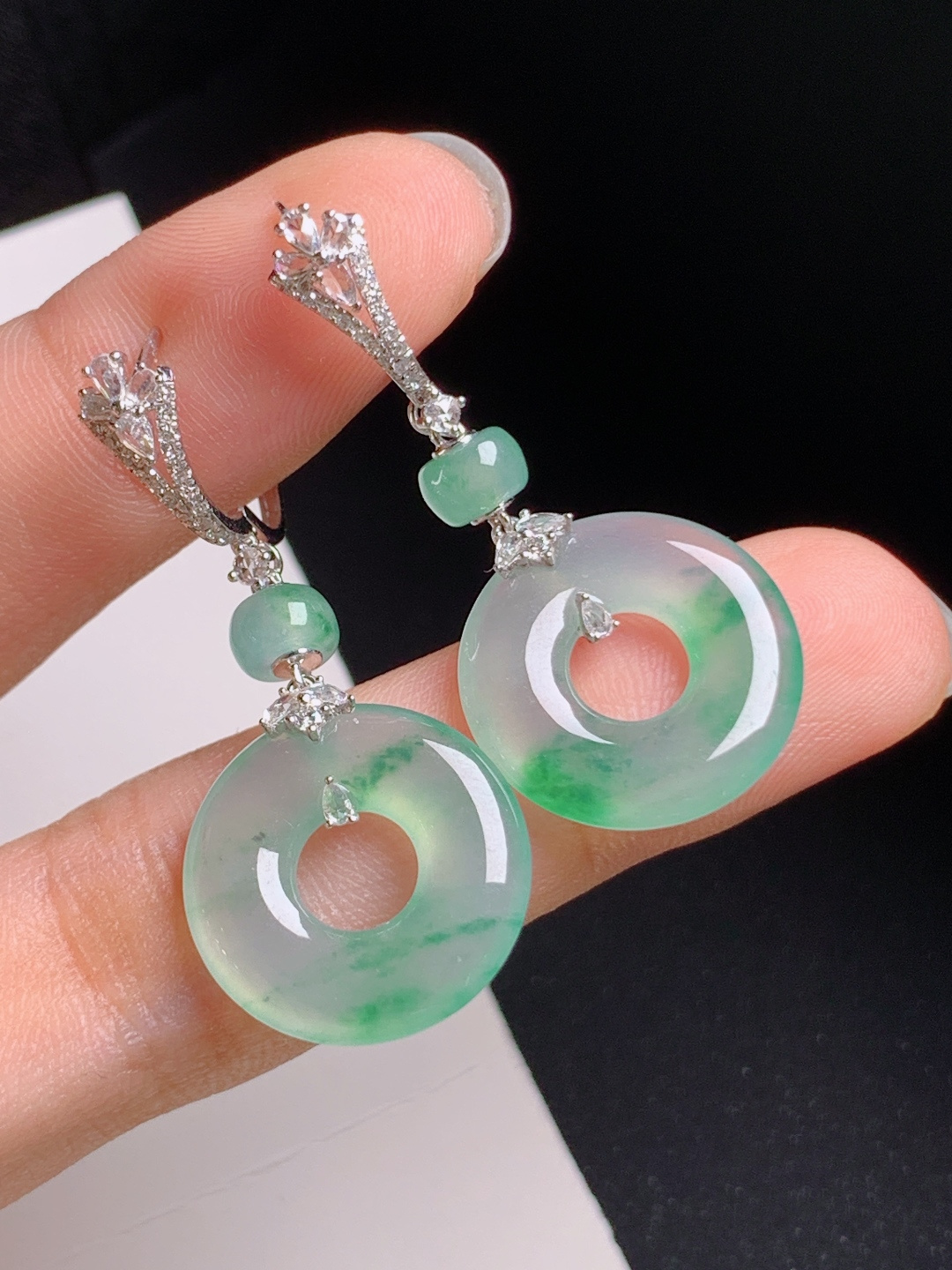 冰种绿甜甜圈耳坠，种水灵动，翠色飘逸，温婉雅致