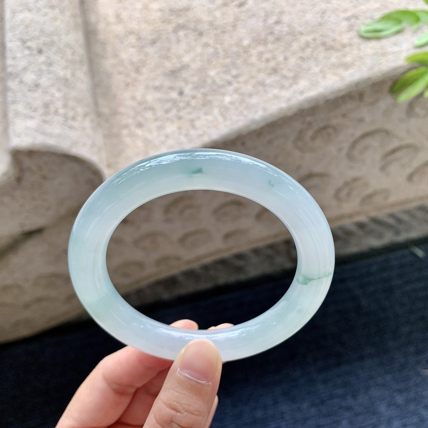 圆条56 57，圈口57.3/10.5/10.4，编码HJ082615，糯冰飘花，水润，种老，细腻，无裂。