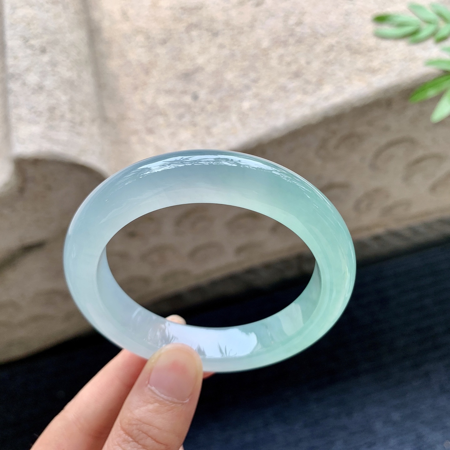 正圈53 54，圈口54.8/12.4/9，编码G7082730，描述冰种晴绿，清透，水润，种老，细腻，打灯有棉线