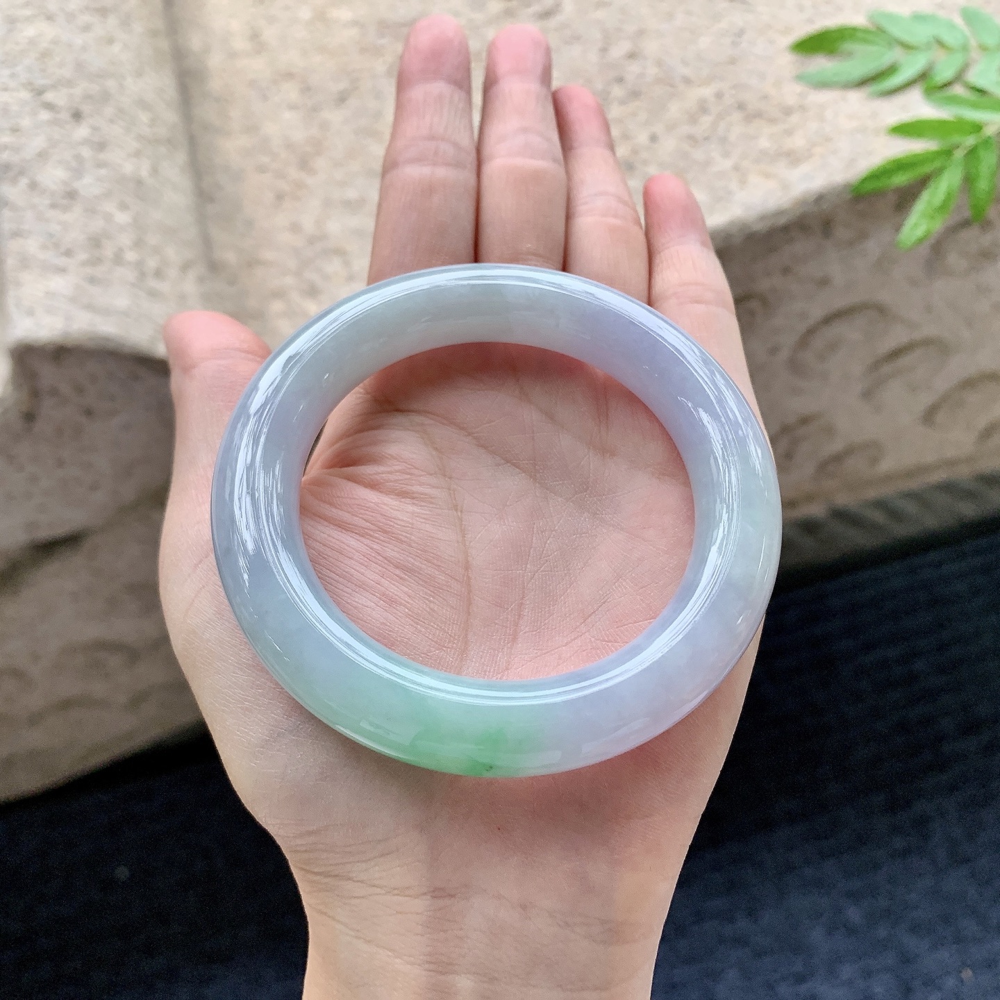 圆条53 54,圈口54.6/11.5/11.6,编码Q5082707,描述春彩，水润，种老，细腻，打灯有棉线