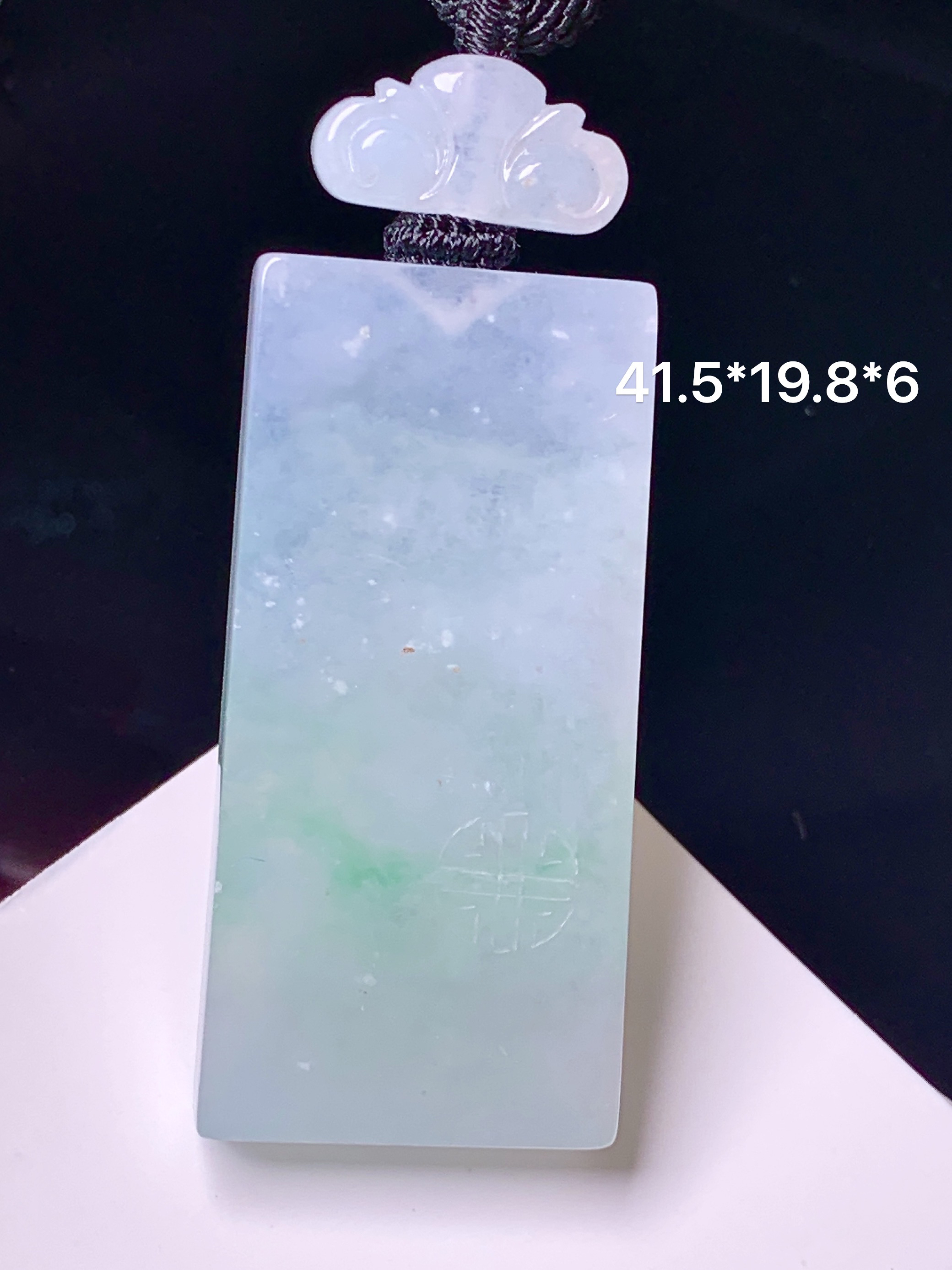 飘绿无事牌吊坠 玉质细腻 色泽艳丽清新 水润亮眼 整体尺寸41.5*19.8*6 L1