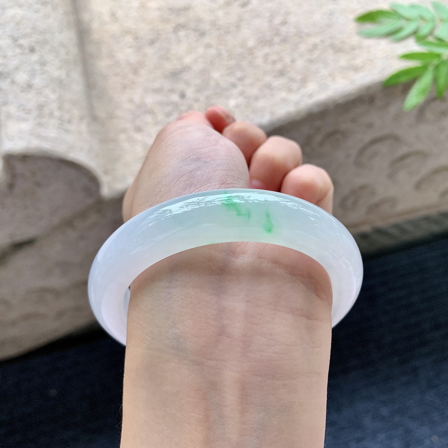 正圈54 55，圈口55.7/12.4/9.3，编码G9082723，糯冰飘绿，水润，种老，细腻，无裂。