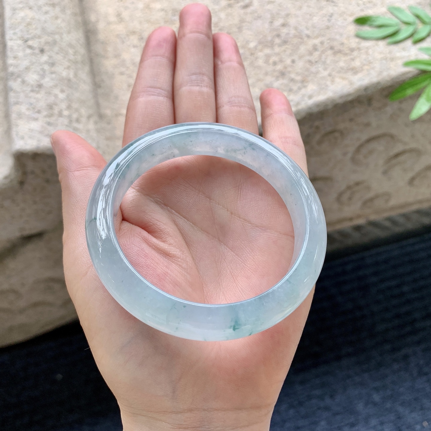 正圈56 57，圈口57/12.4/8.3，编码DZ082701，冰糯飘花，水润，种老，细腻，打灯有棉线