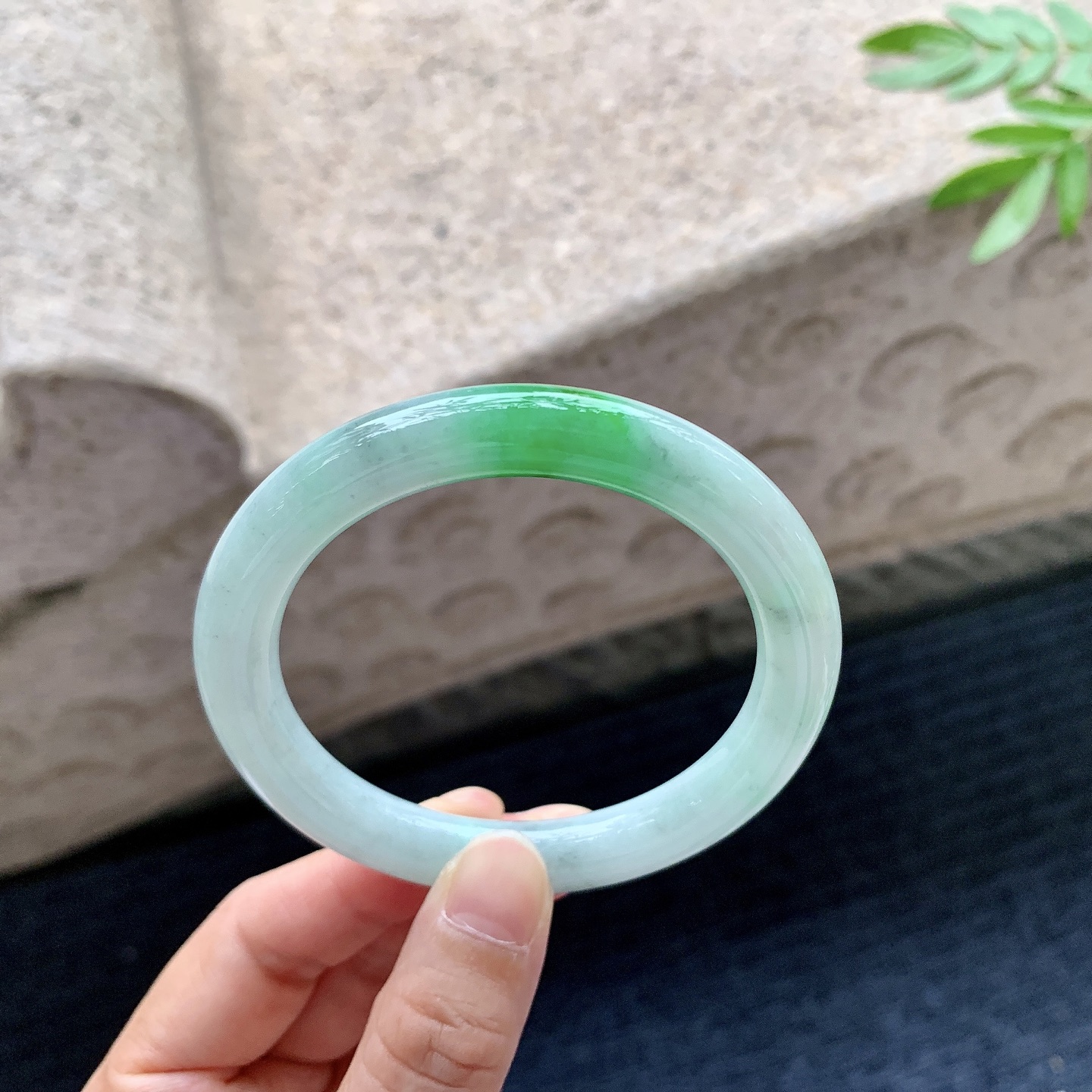 圆条53 54，圈口54.9/9.3/9，编码BA082715，描述：细糯飘辣绿，水润，种老，细腻，打灯有絮线