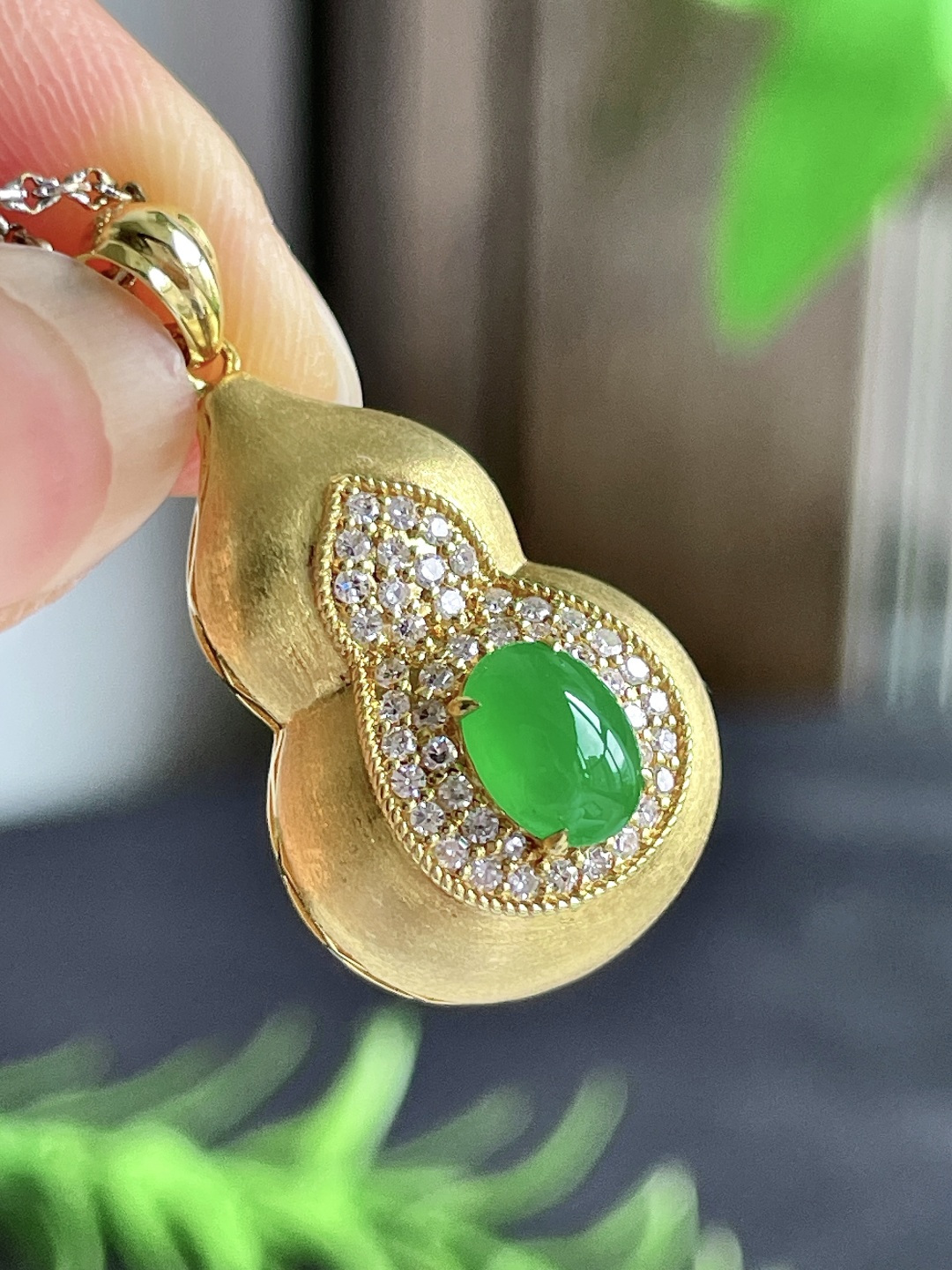 设计款葫芦冰阳绿蛋面吊坠,缅料 18k金镶嵌 无裂 性比高,整体29.2-15.6-11,裸石6.7-5.1-2.3,重量2.6克