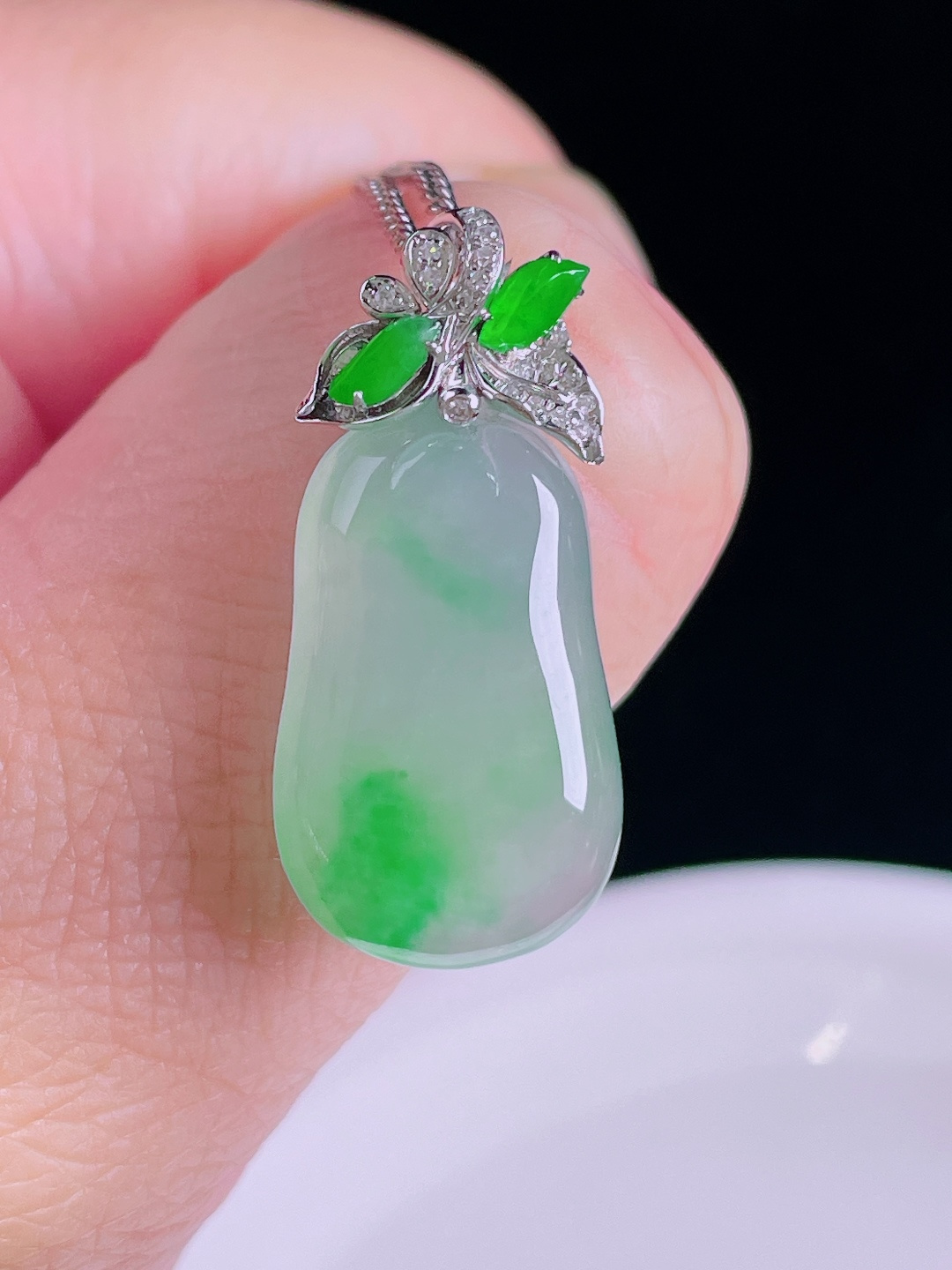 冰绿福瓜，18k镶嵌，老种起光，细底通透，尺寸：28裸石22.8/13/4.7mm0826