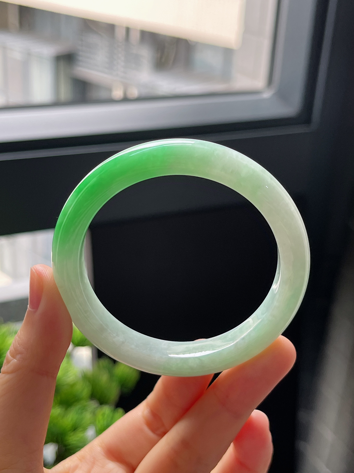 圈口52，细糯化种半阳绿翡翠正圈手镯