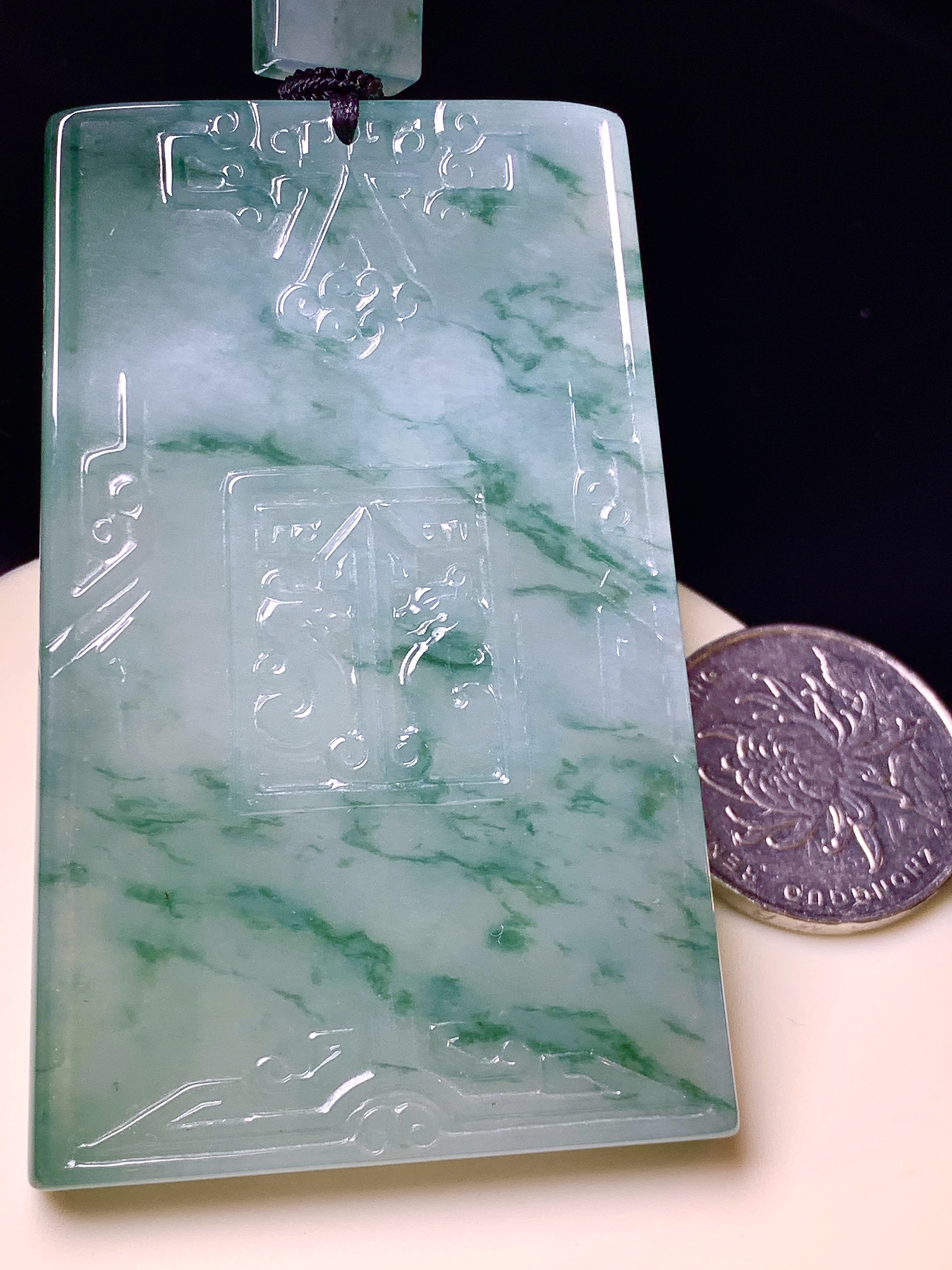 飘花无事牌吊坠 玉质细腻 色泽艳丽清新 水润亮眼 整体尺寸70*46*5.8 L1