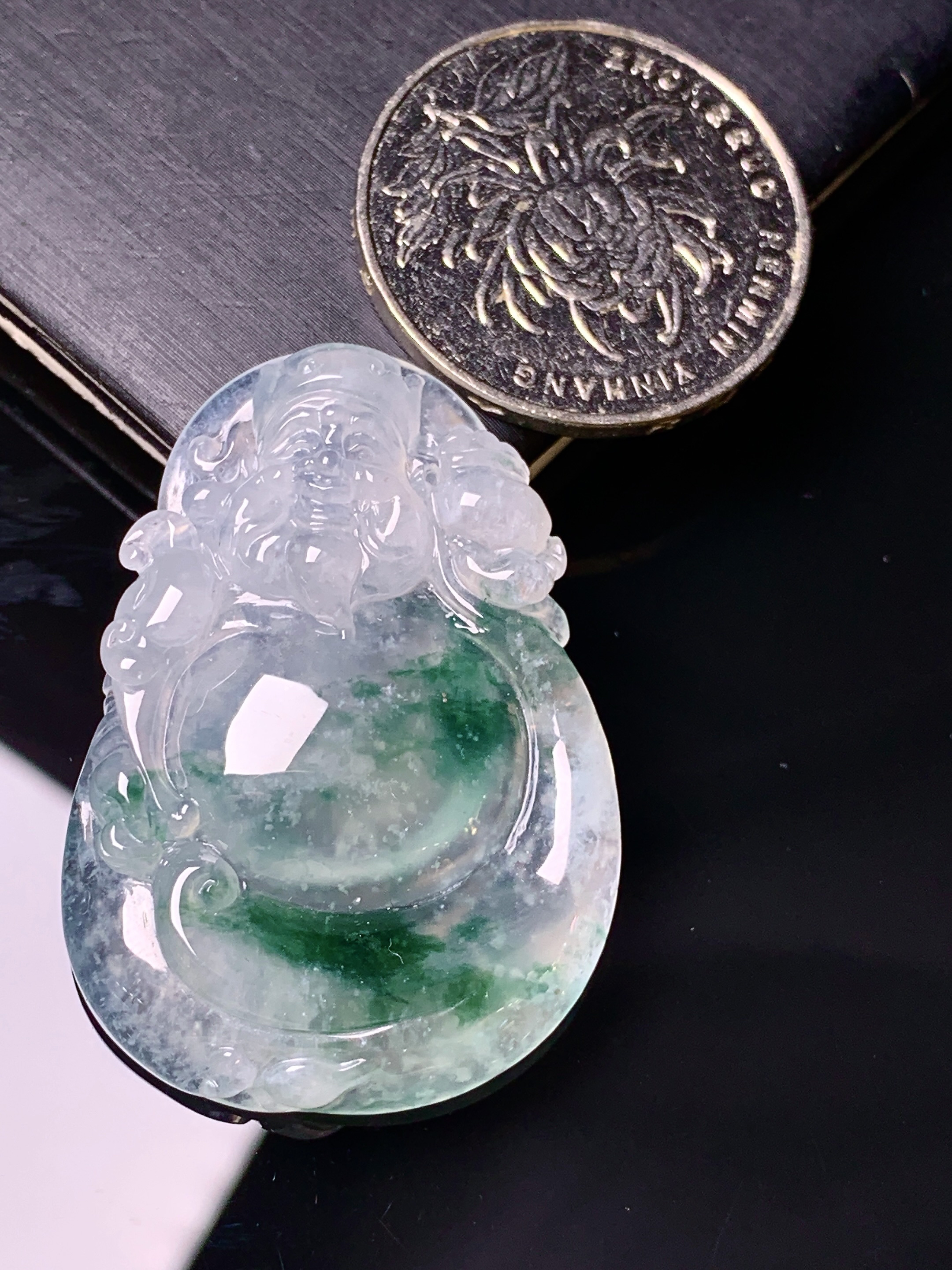 飘绿财神吊坠 玉质细腻 色泽艳丽清新 水润亮眼 整体尺寸38.8*27.6*6.3 x3