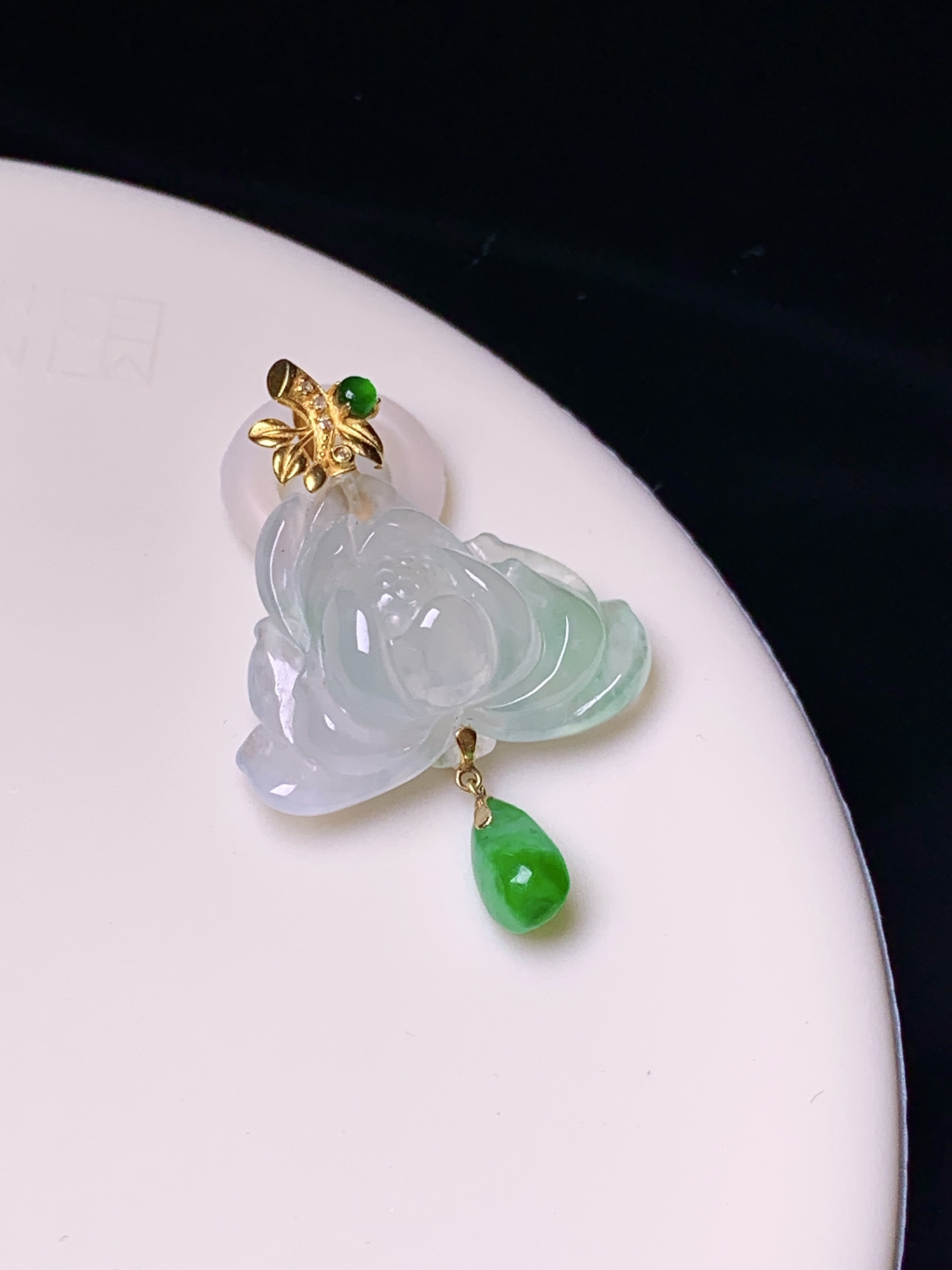 18k金镶嵌冰种莲花吊坠 玉质细腻 色泽艳丽清新 水润亮眼 整体尺寸27.5*18.8*7.7 e1