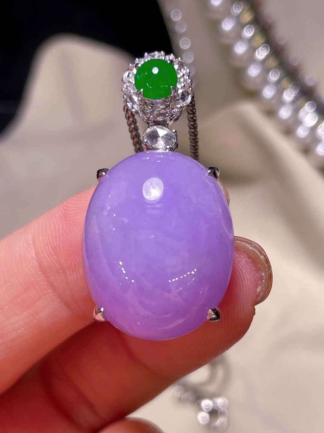 翡翠A货 蛋面吊坠, 满色，料子冰润细腻，种老起光，18k金镶真钻，上身佩戴效果很好 尺寸如图，3